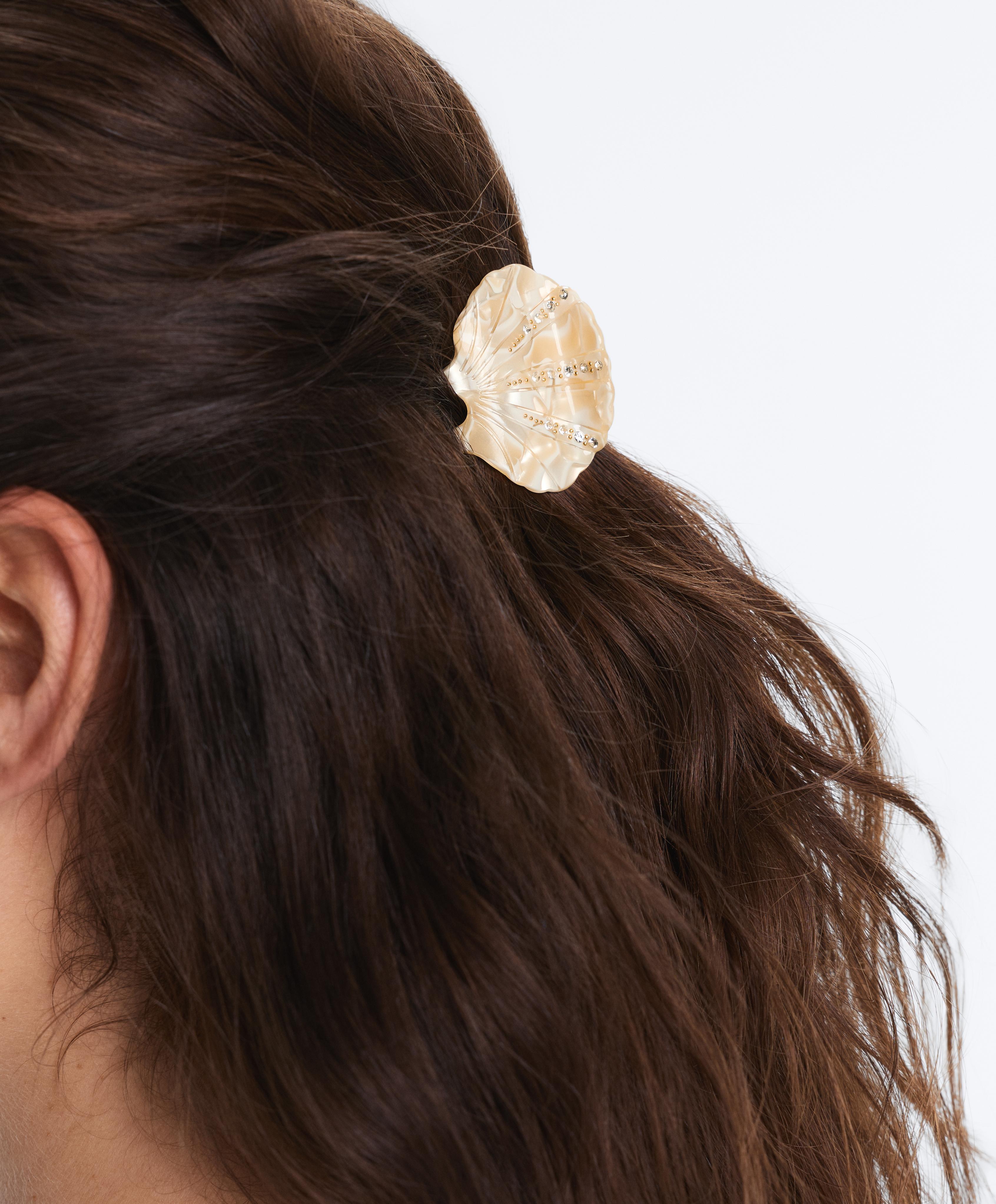 Small shell hair clip — SAND