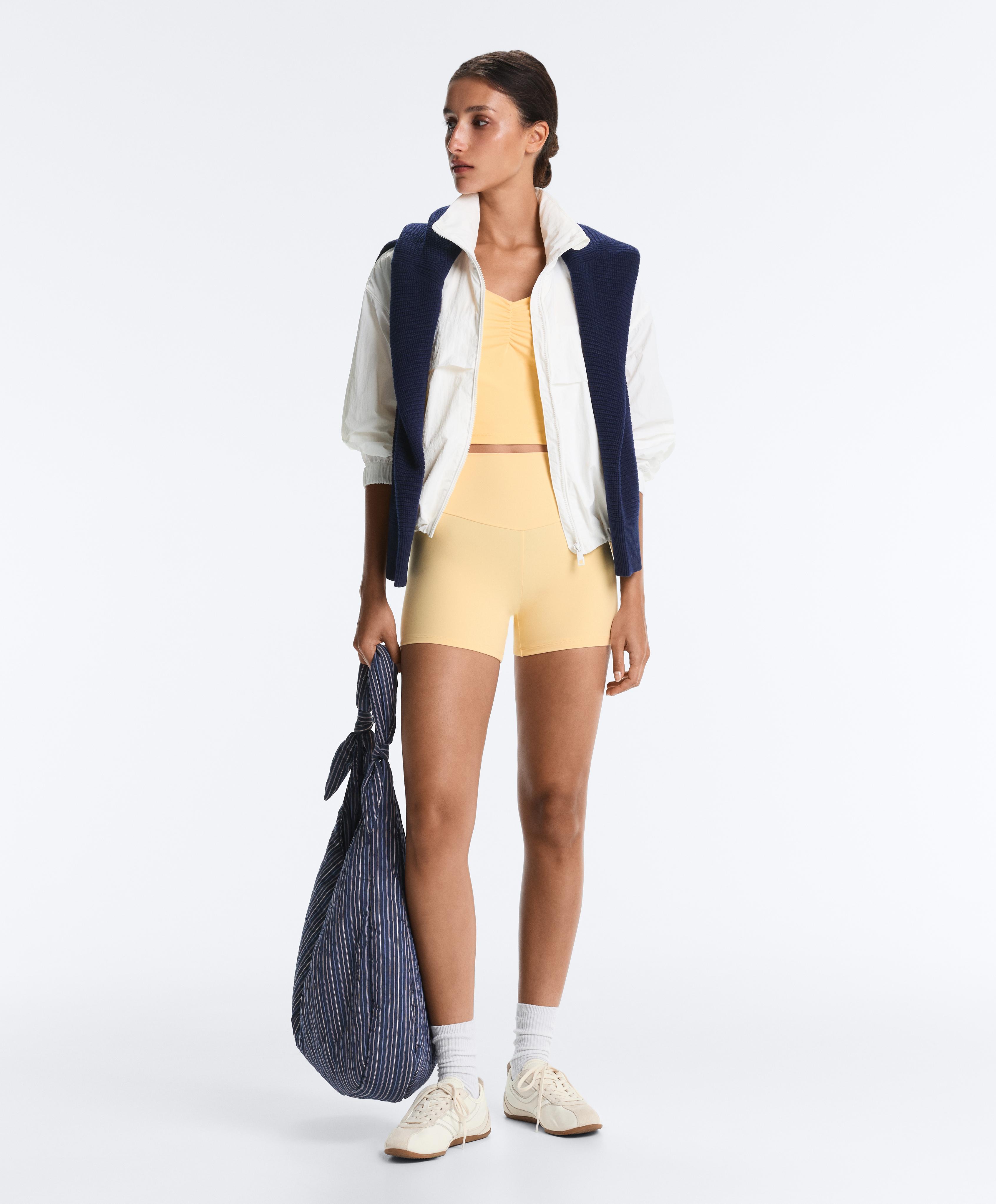 Yellow comfortlux hot pant total look