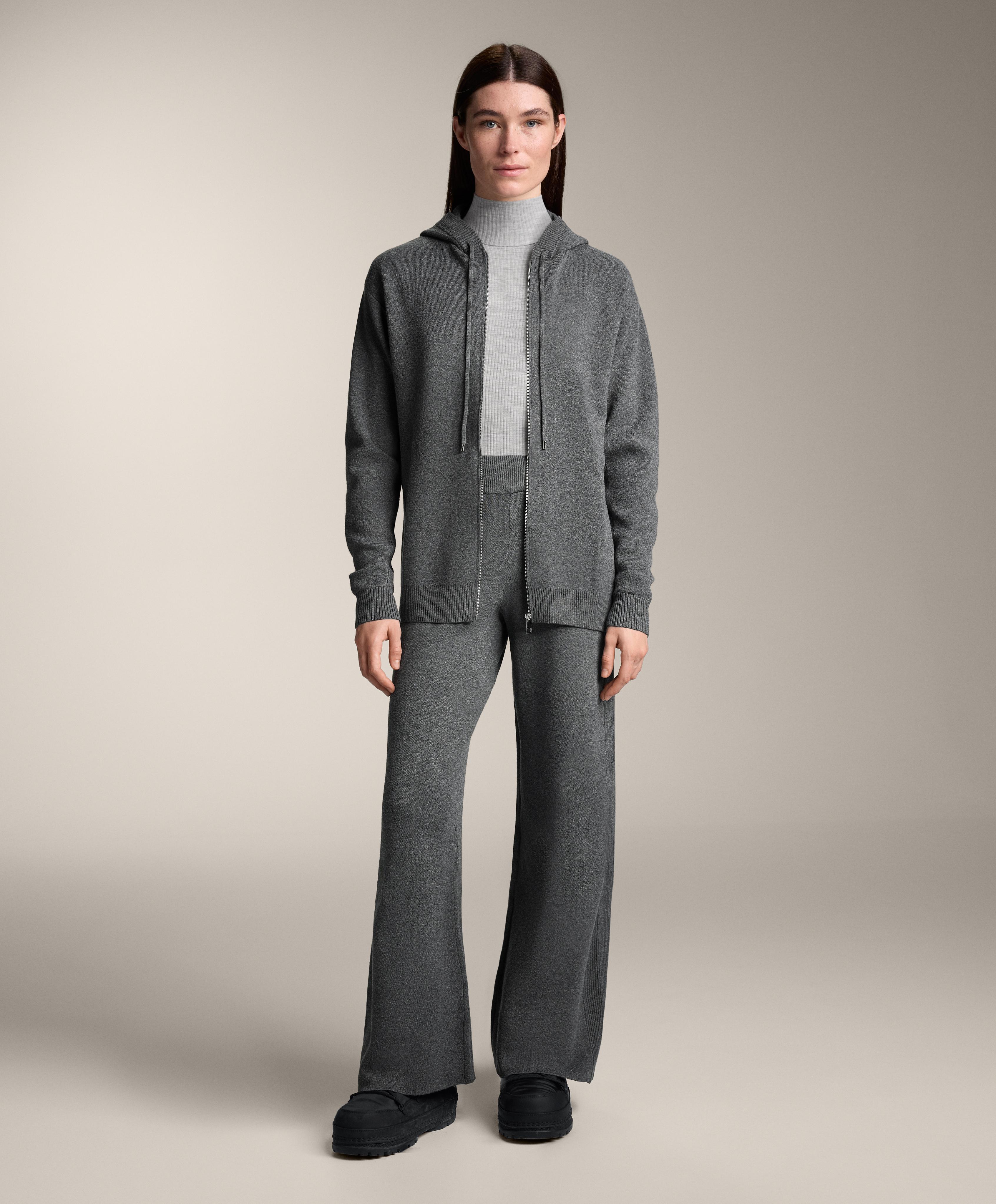 Dlhý štrikovaný kardigán s kapucňou - Zľava Dlhý štrikovaný kardigán s kapucňou - Zľava