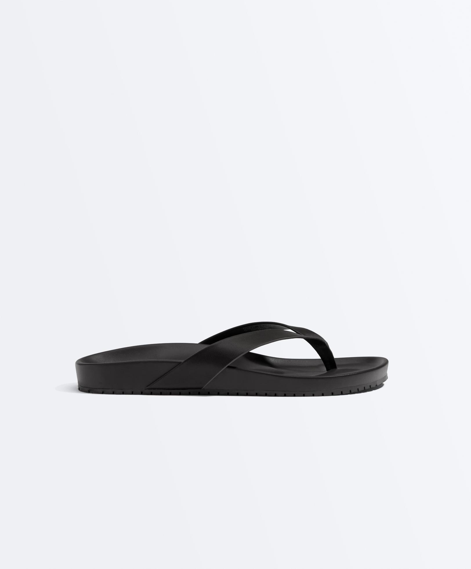 Strappy flat sandal
