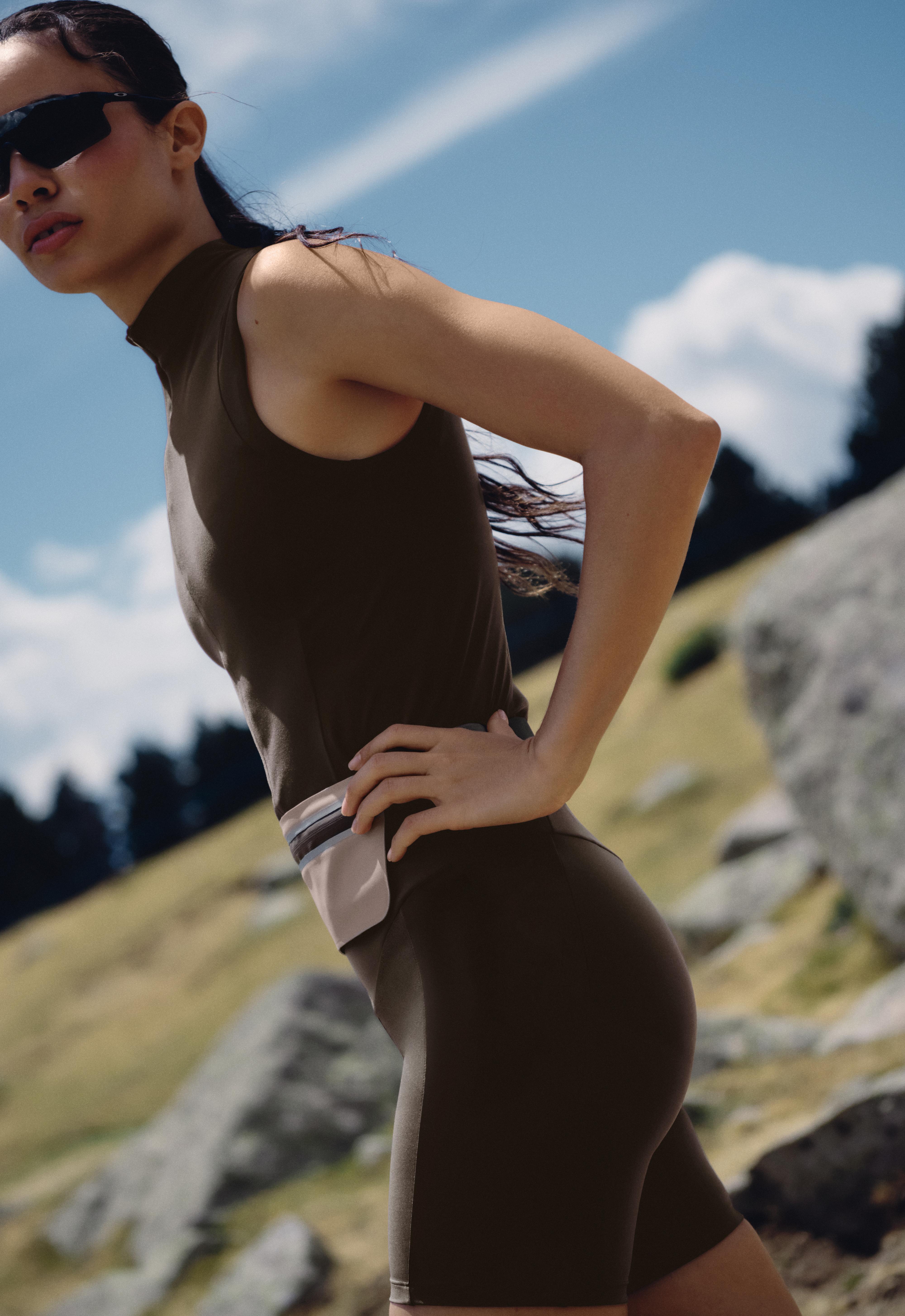 Sleeveless zip T-shirt — BROWN