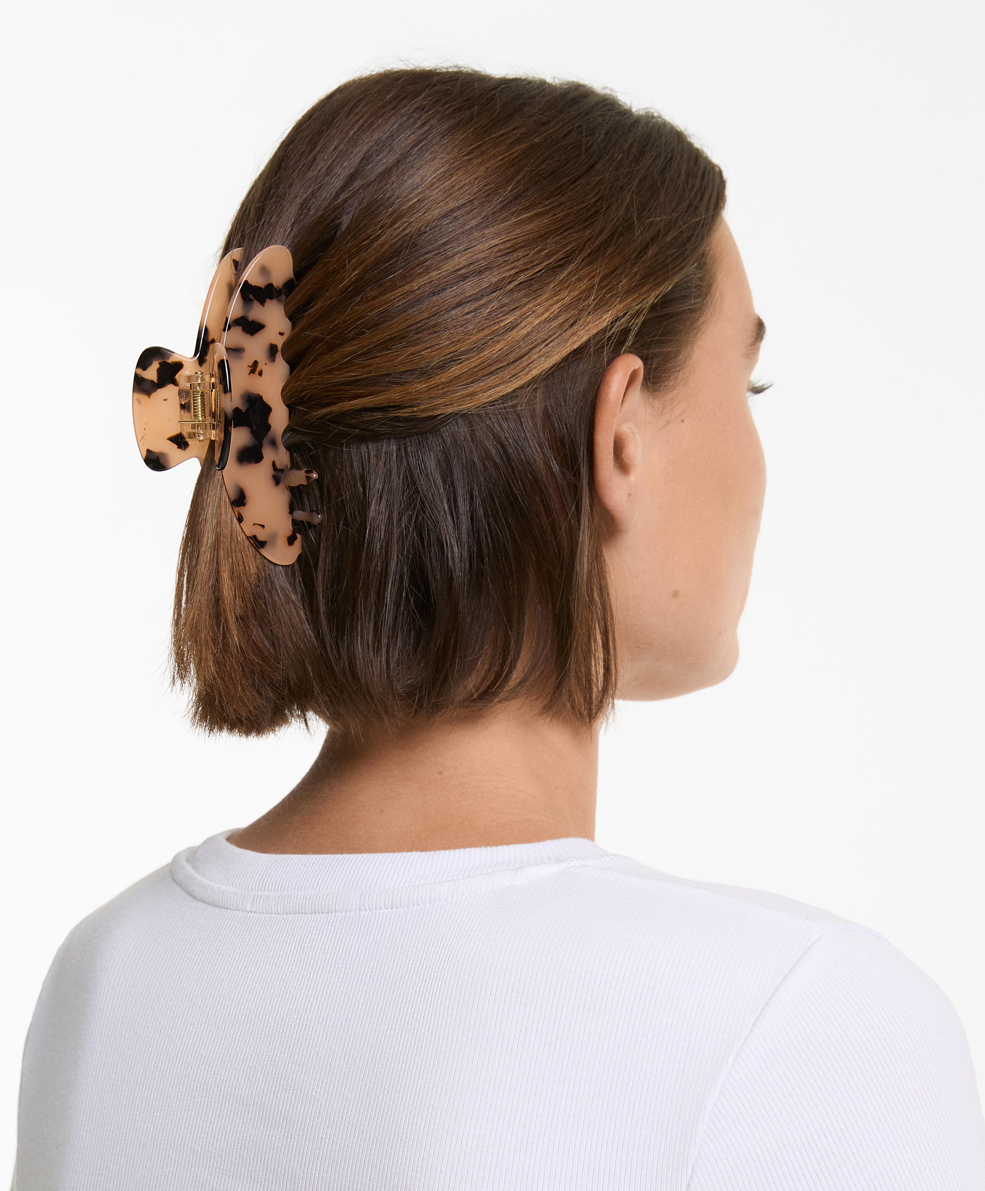 קליפס גדול לשיער עם אפקט שריון צב - סוף עונה קליפס גדול לשיער עם אפקט שריון צב - סוף עונה