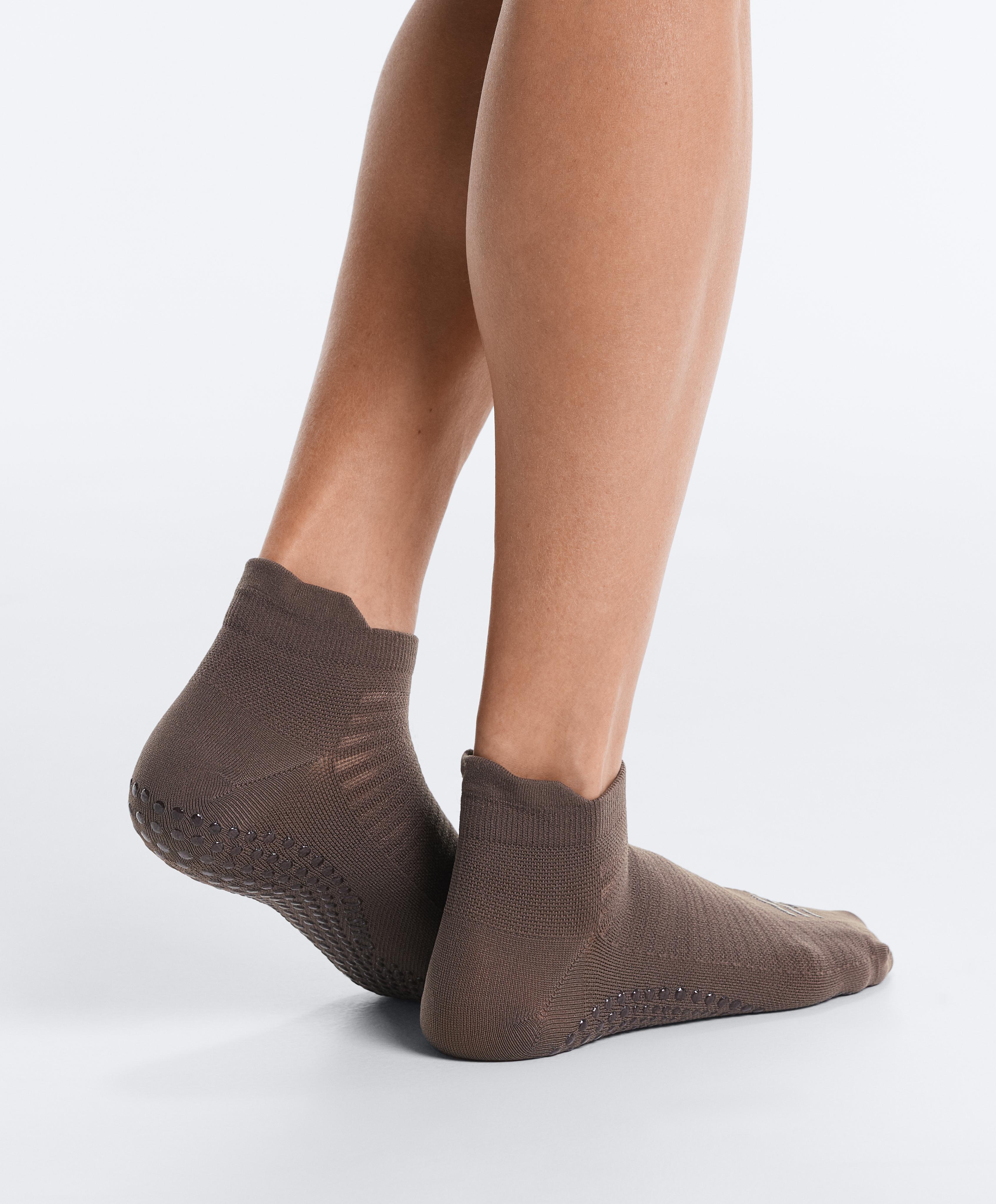 2 pairs of polyamide blend yoga and Pilates sneaker socks — MOCHA