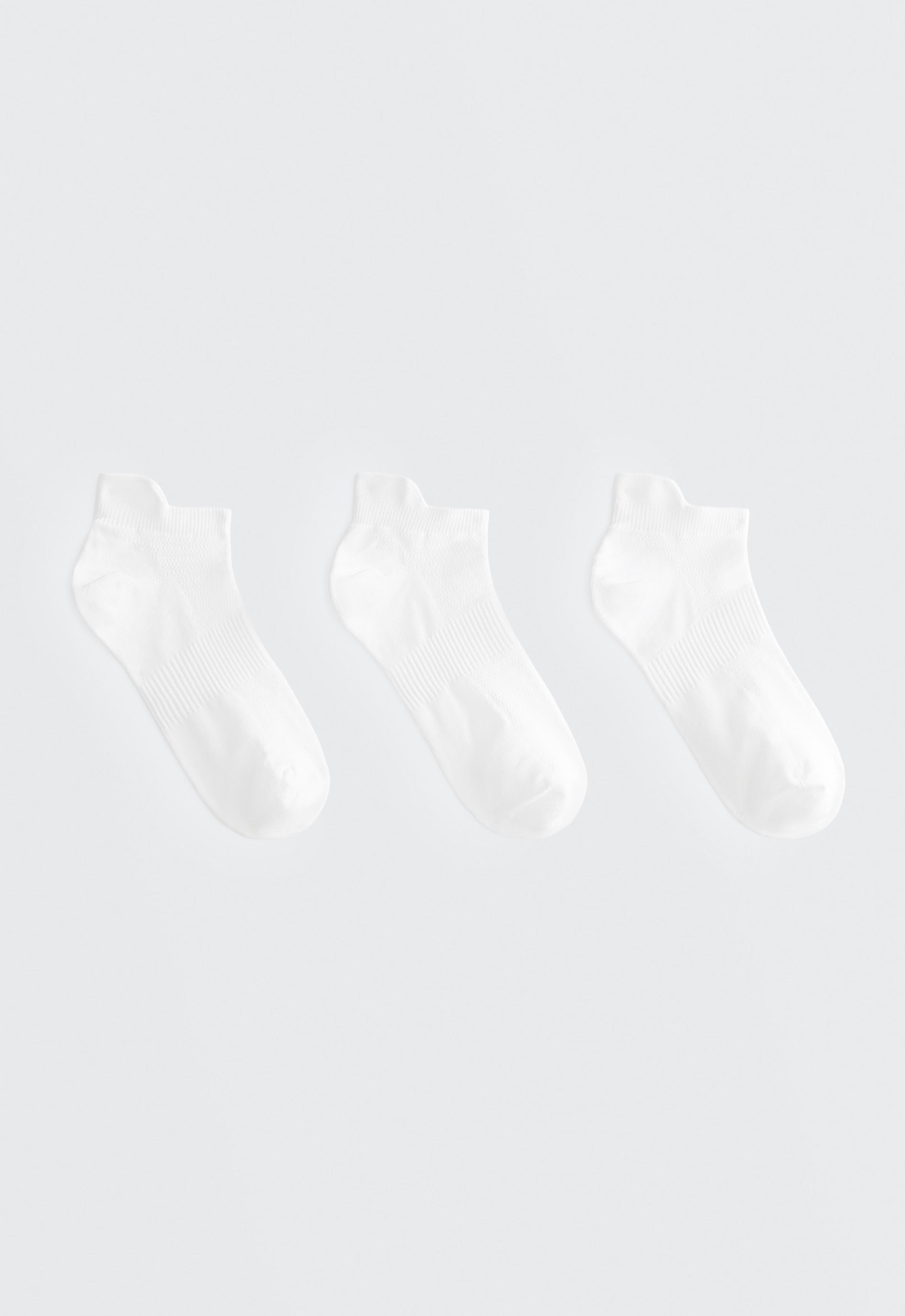 3 pairs of cotton blend sports sneaker socks with heel tab