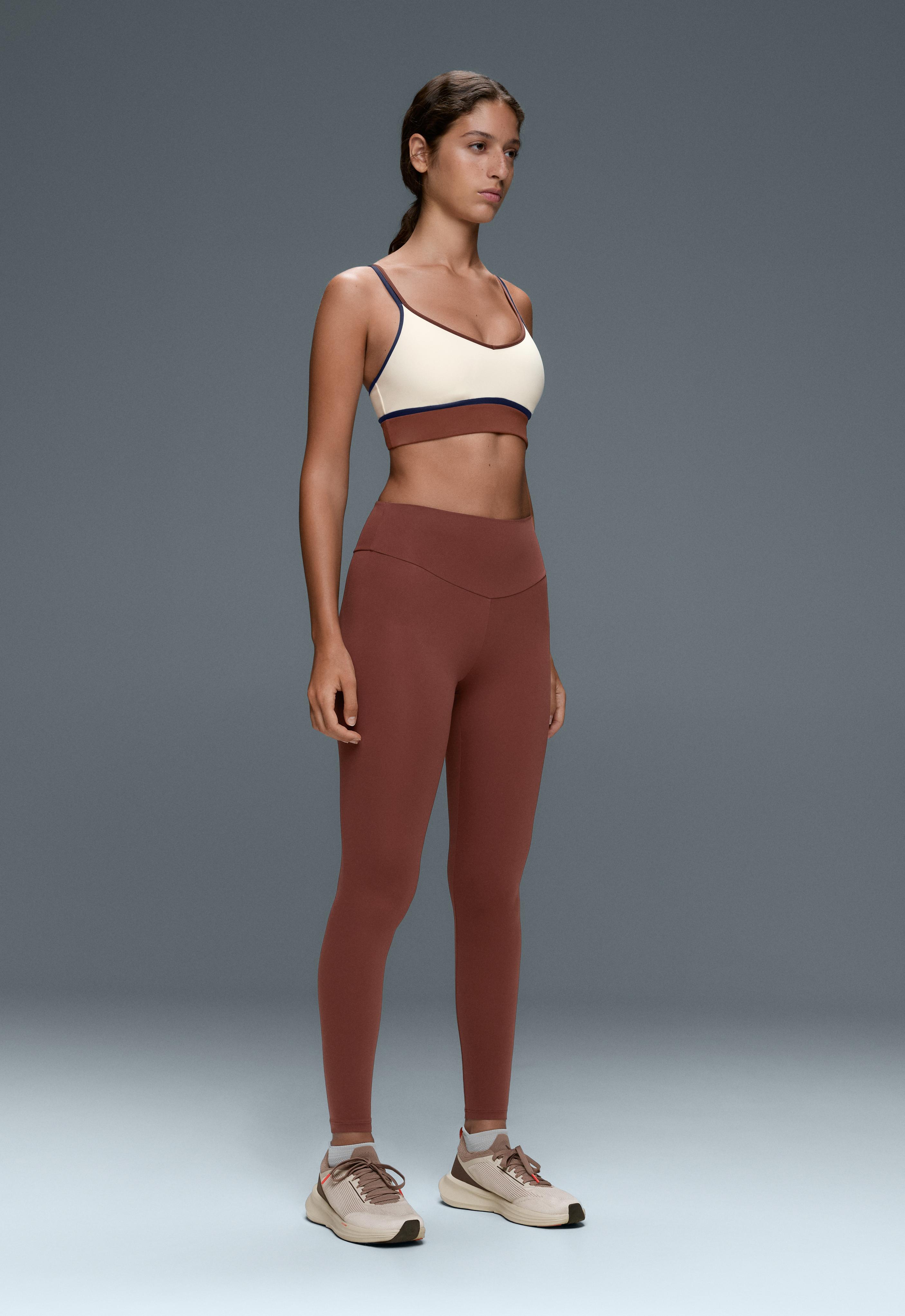 Contrast colour block medium-support Comfortlux sports bra — PALE ECRU