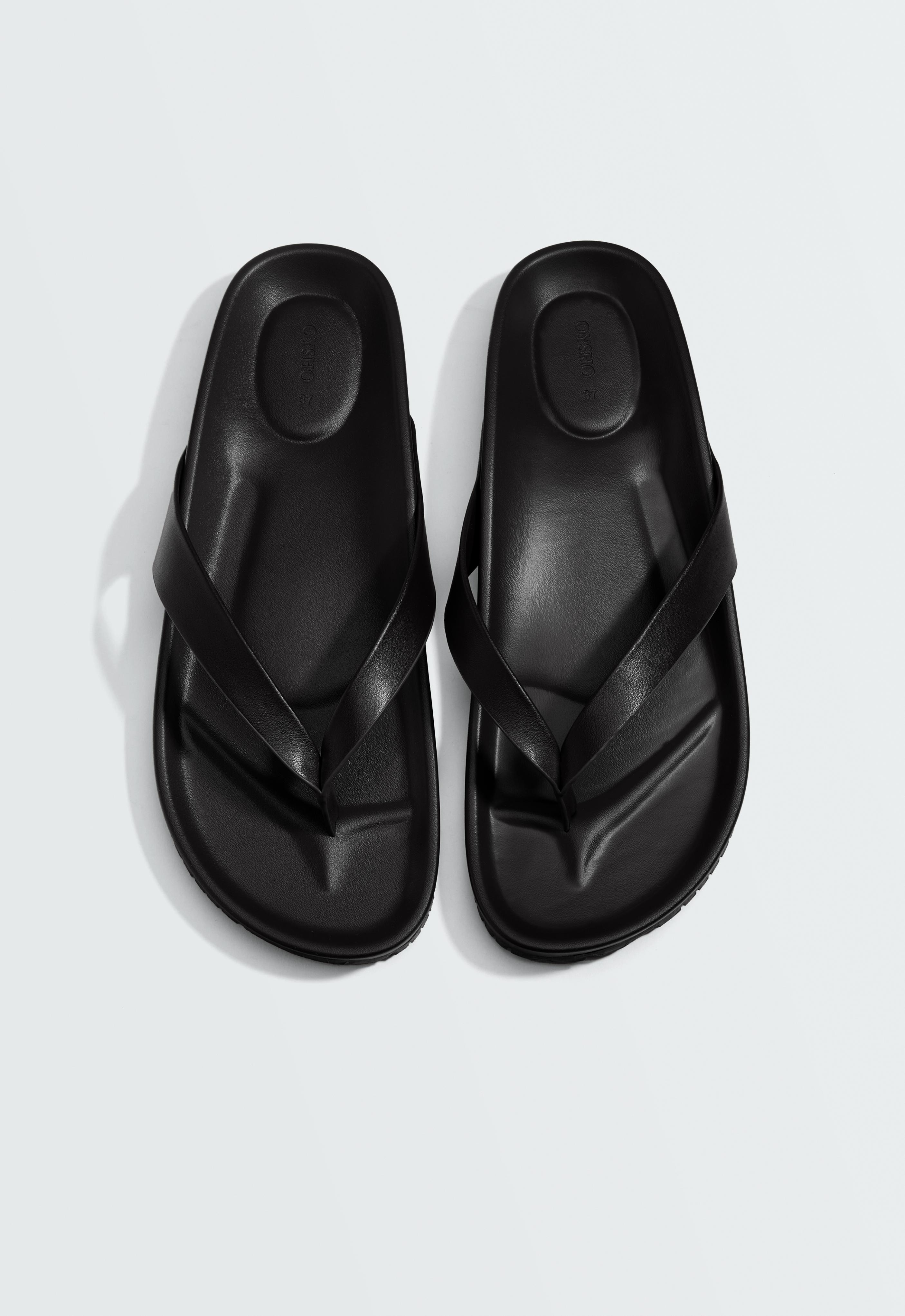 Strappy flat sandal Strappy flat sandal