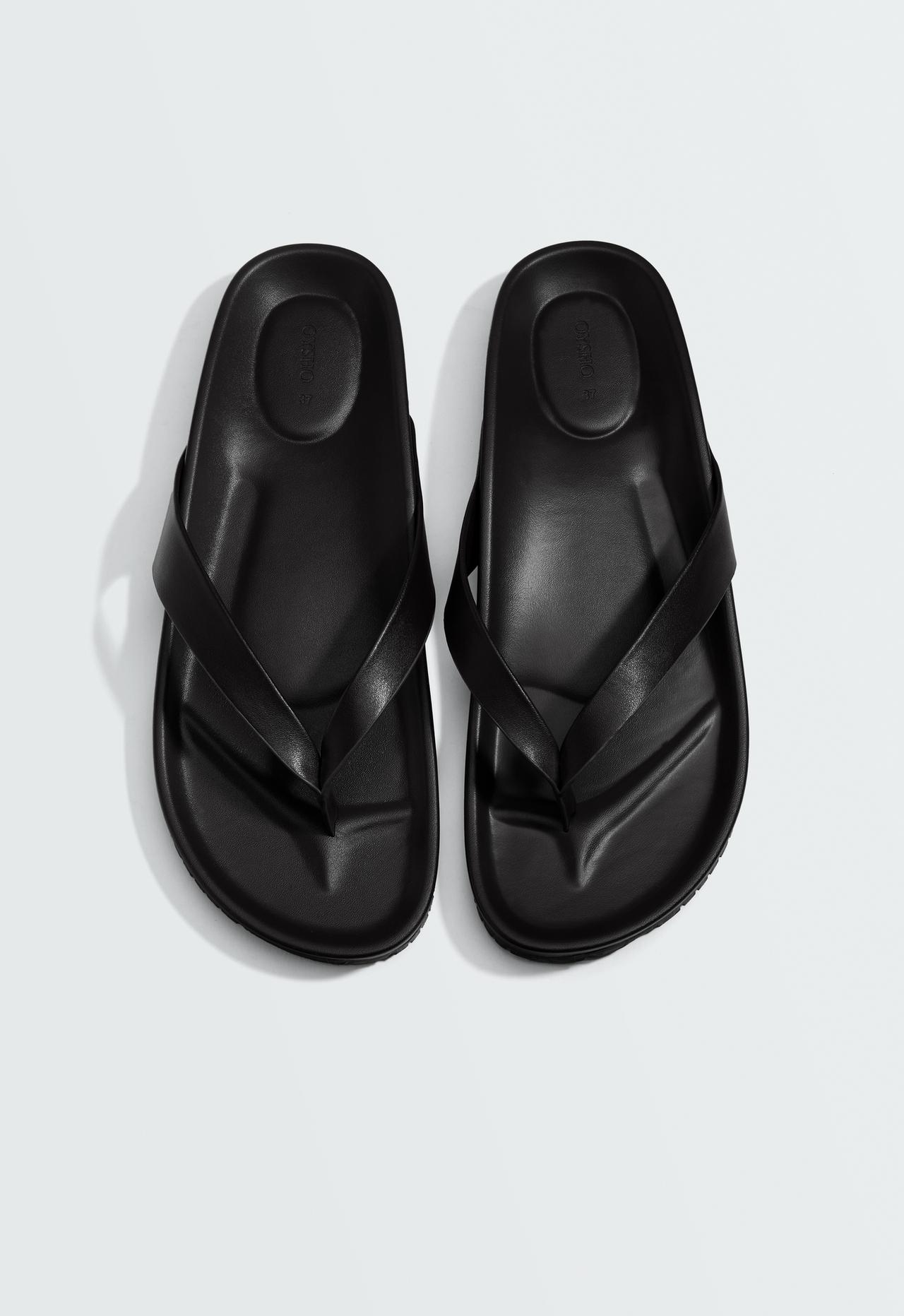 Strappy flat sandal — BLACK