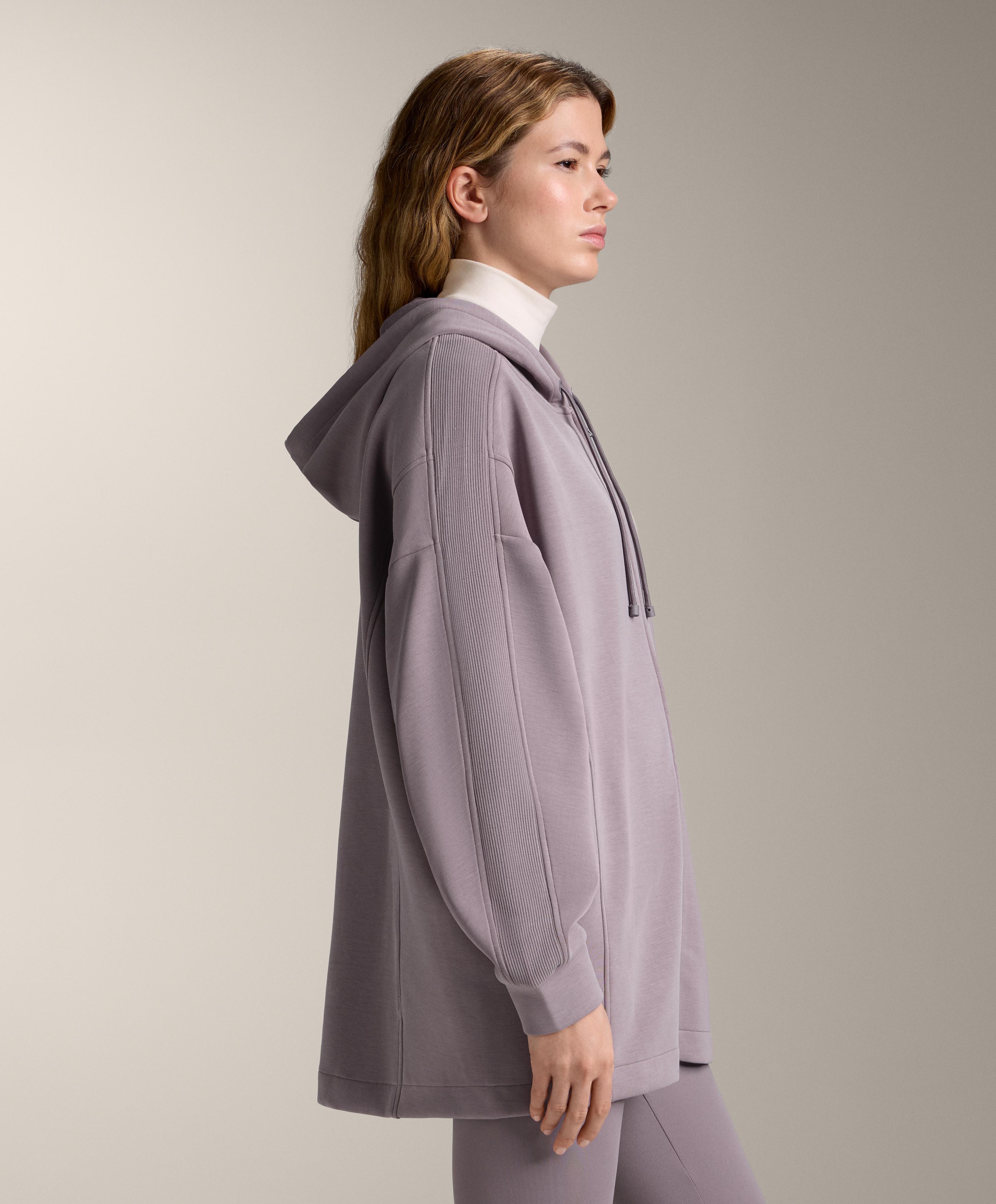 جاكيت طويل بغطاء رأس وتفاصيل مضلعة من المودال المصقول