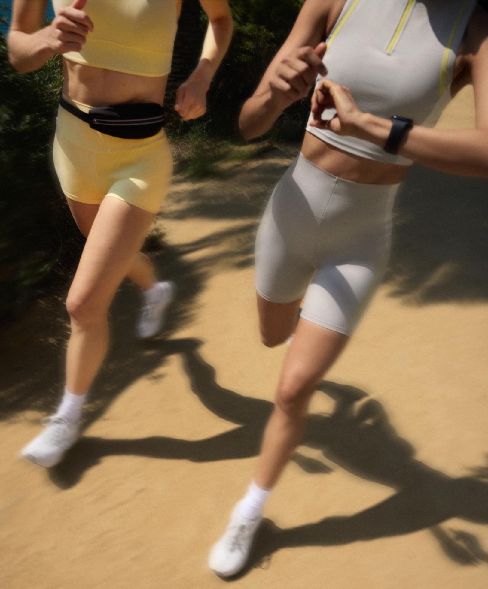 Water-repellent, adjustable running belt bag