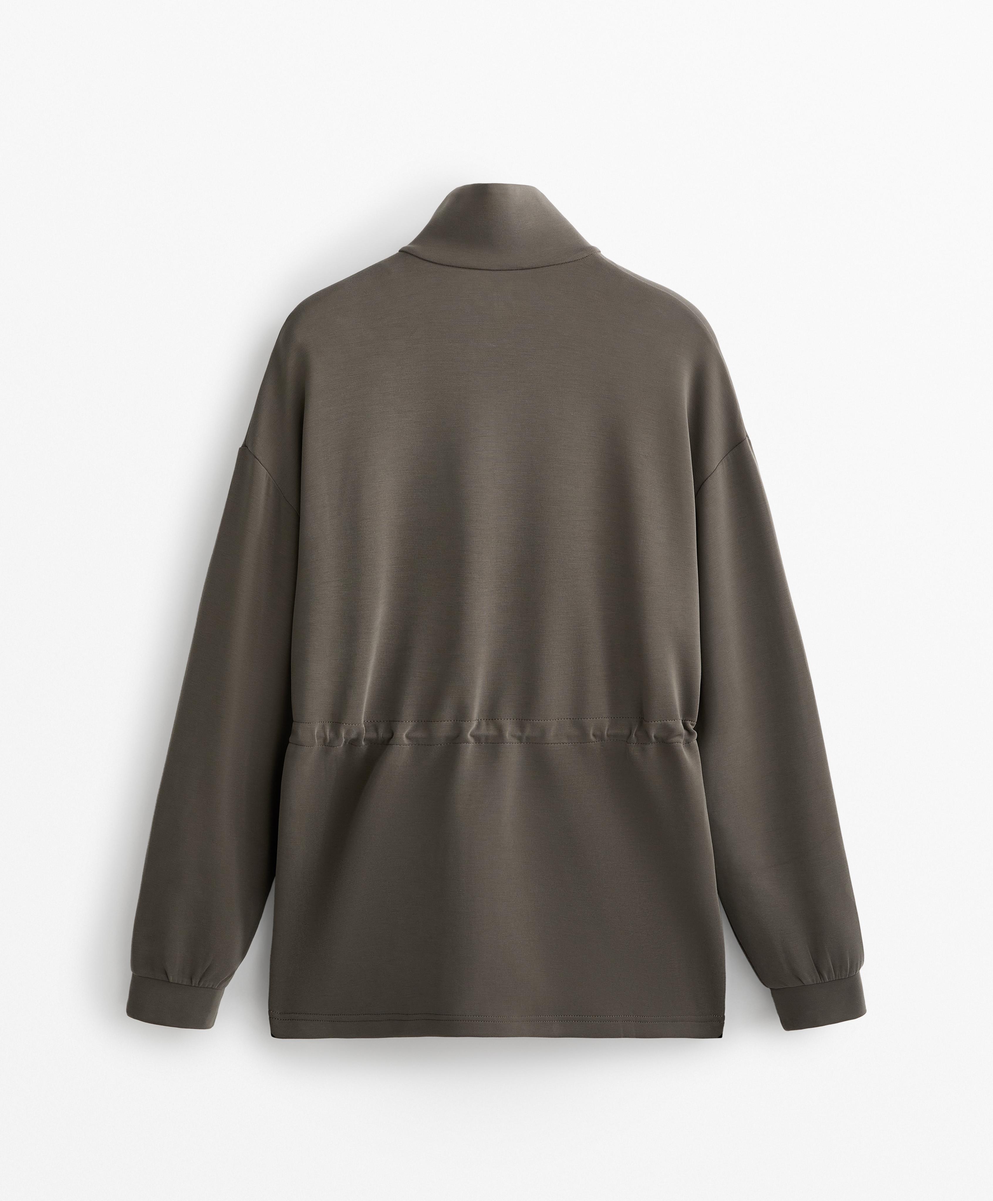 Veste longue avec poches contenant du modal