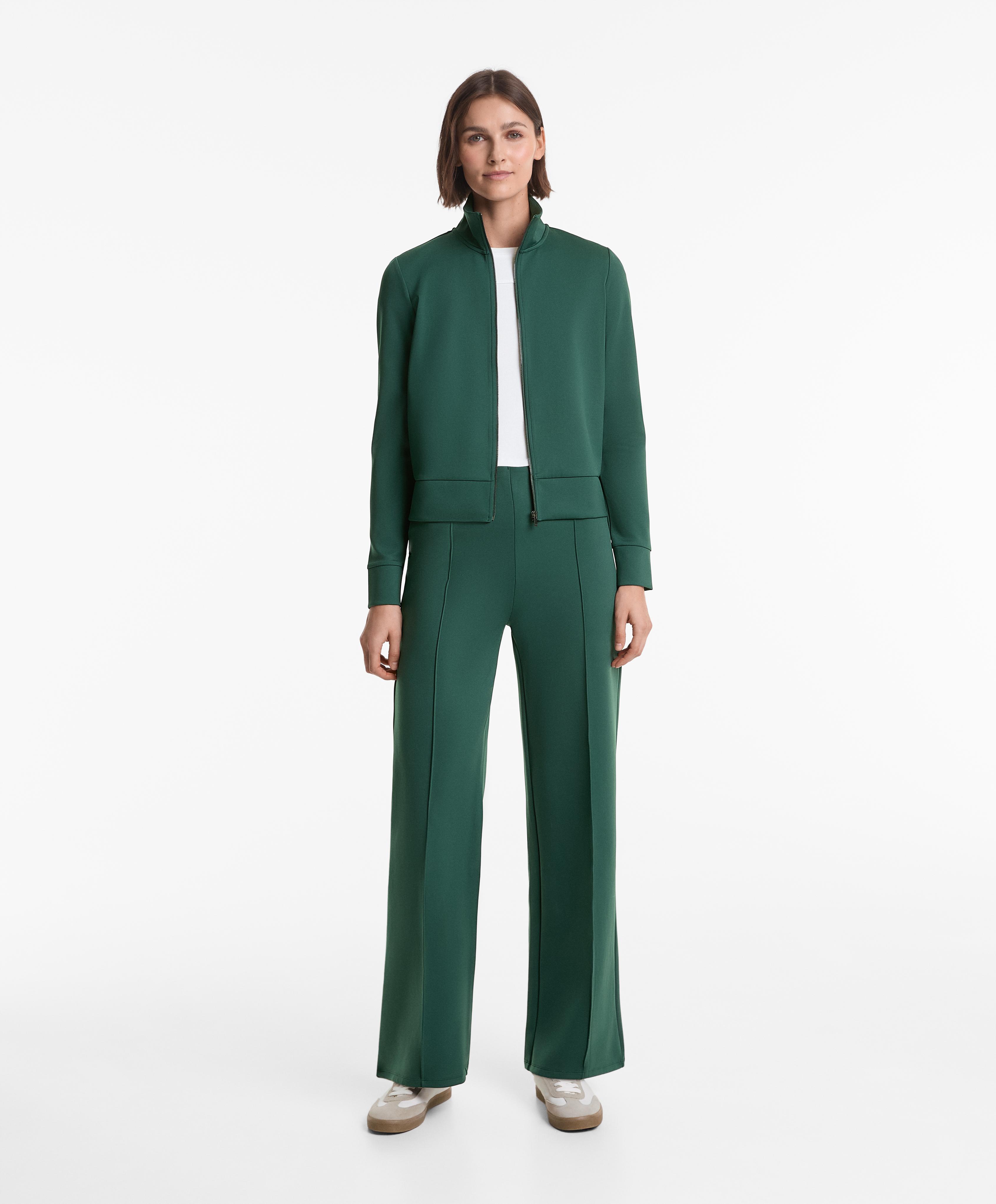 Green straight-cut neoprene-effect total look