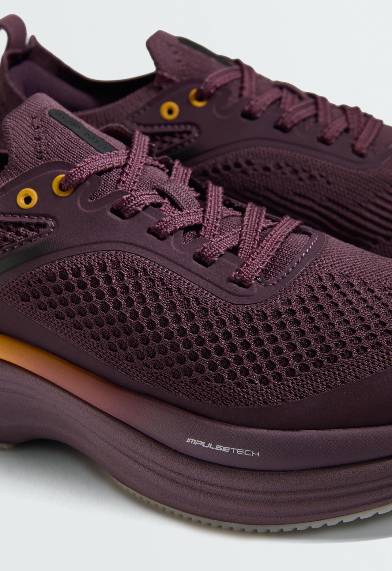 OY/PR 907 V2 running trainers — BURGUNDY