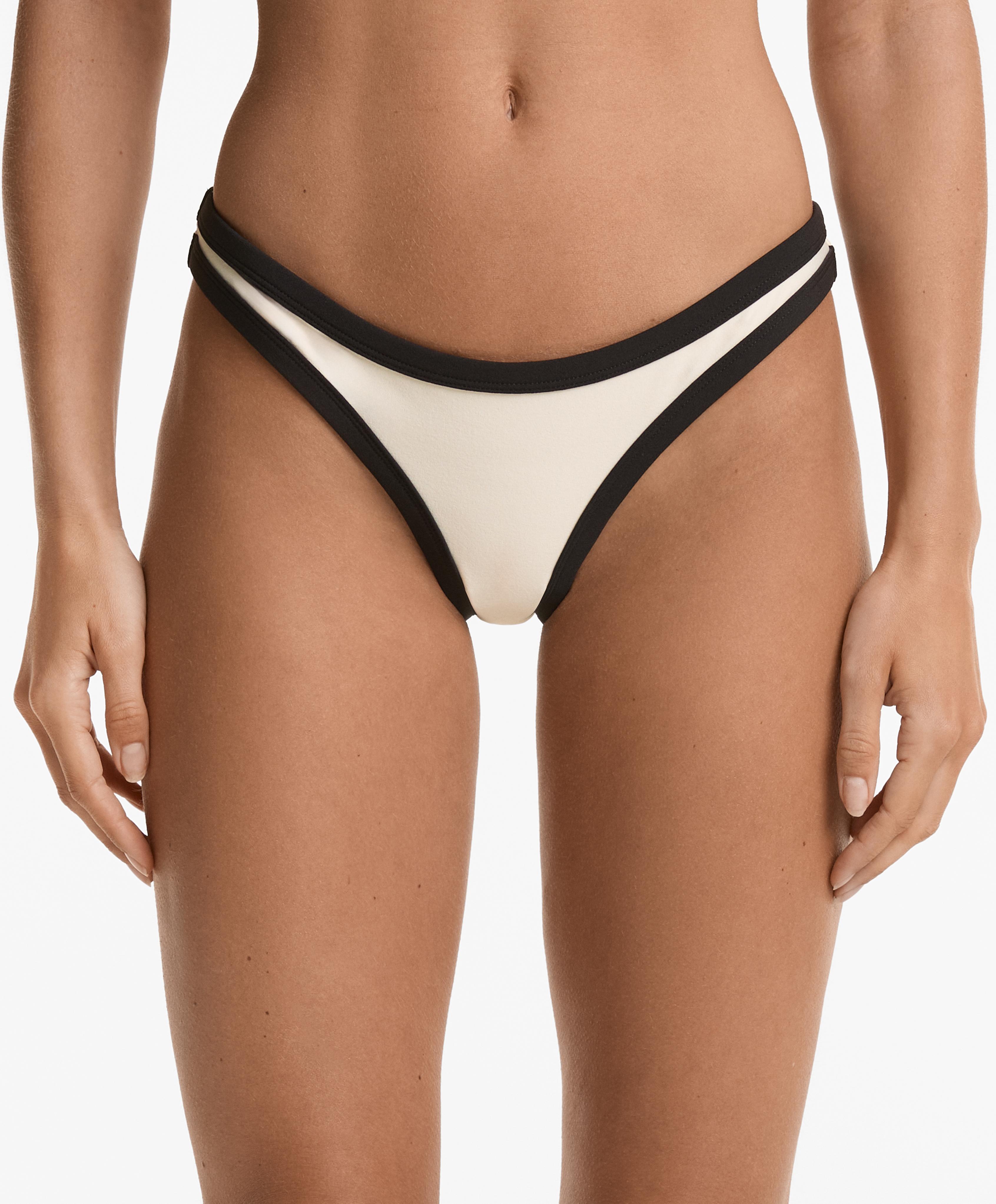 Bikinihose mit mittlerer Abdeckung, kontrastierenden Paspeln und U-Ausschnitt Bikinihose mit mittlerer Abdeckung, kontrastierenden Paspeln und U-Ausschnitt