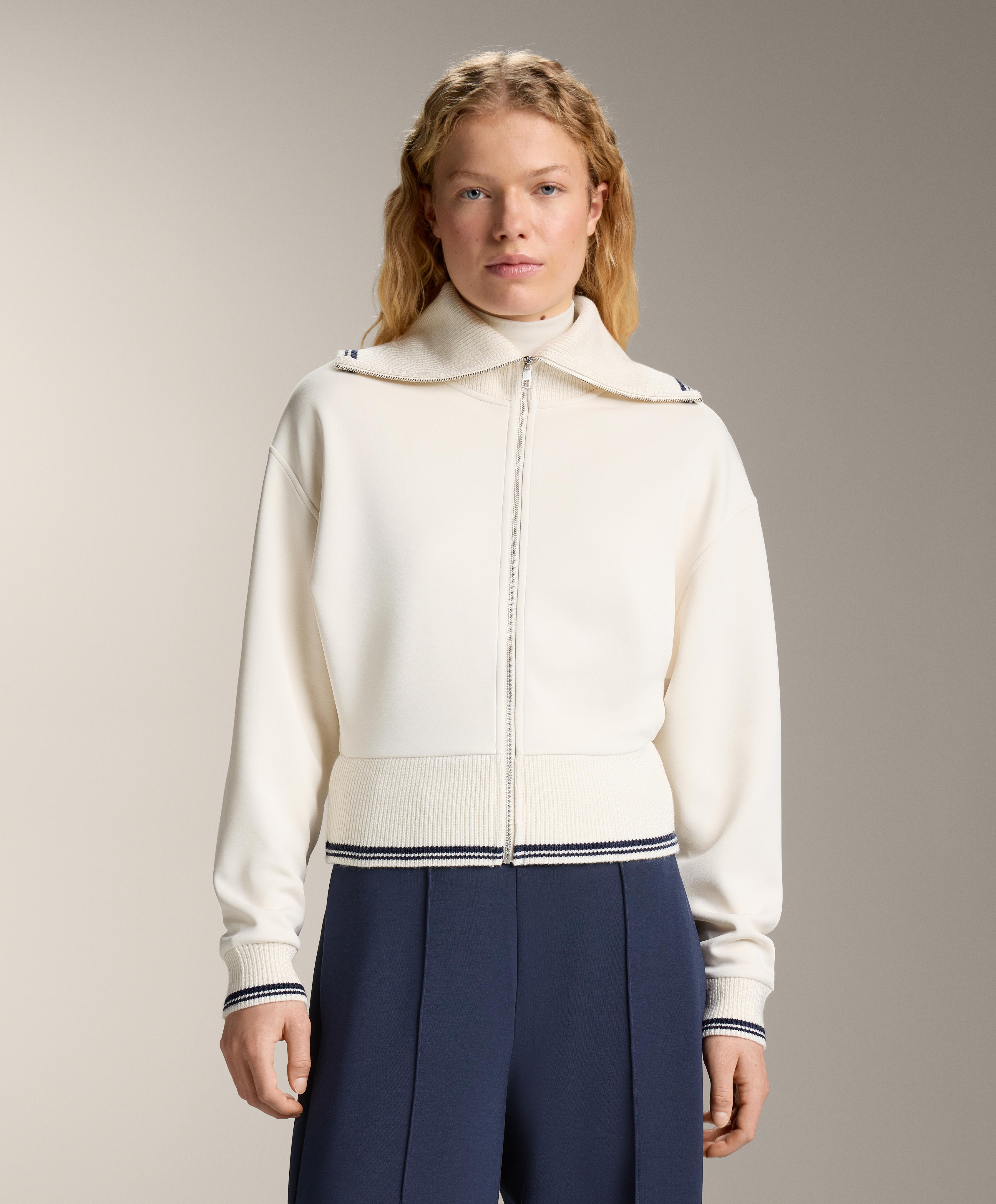 Veste avec finitions en maille et piping contenant du modal Veste avec finitions en maille et piping contenant du modal