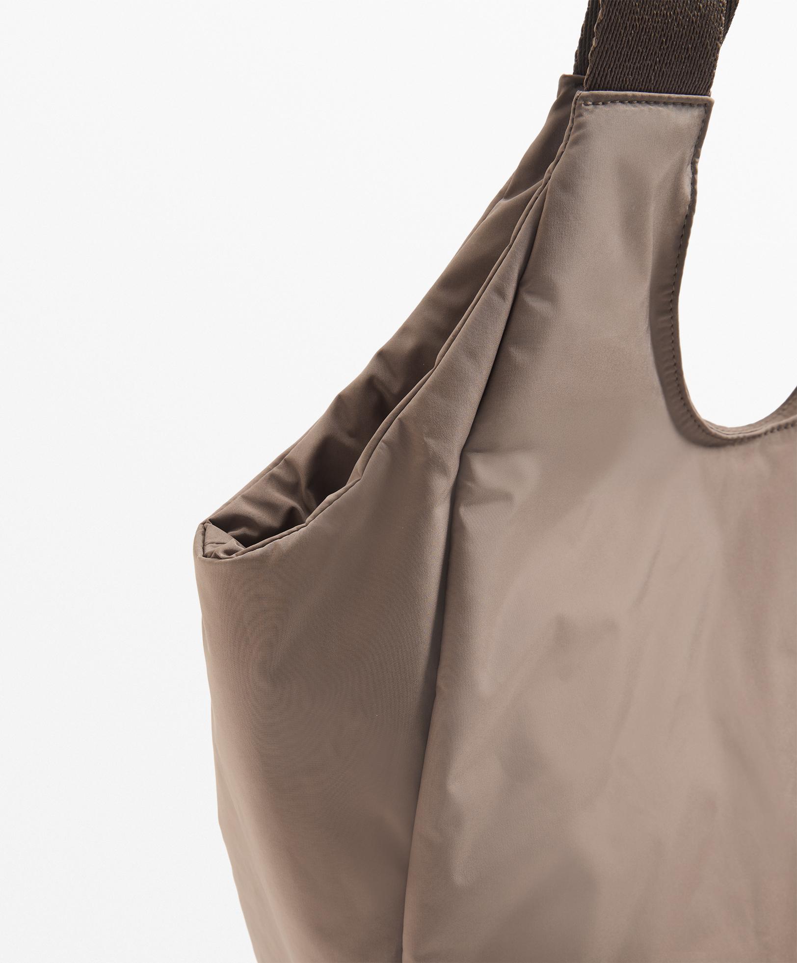 Shopper bag with contrasting handle