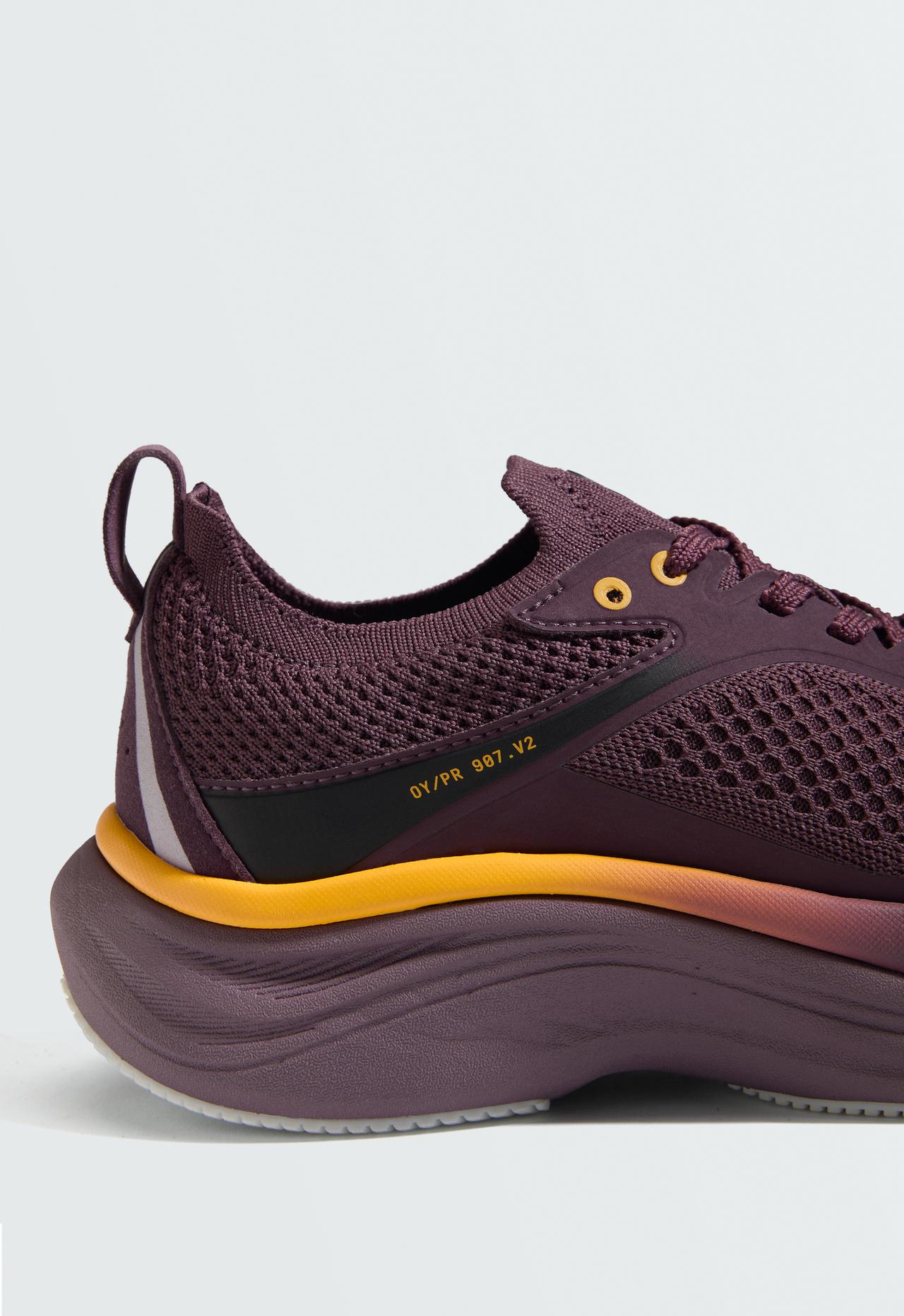 OY/PR 907 V2 running trainers — BURGUNDY