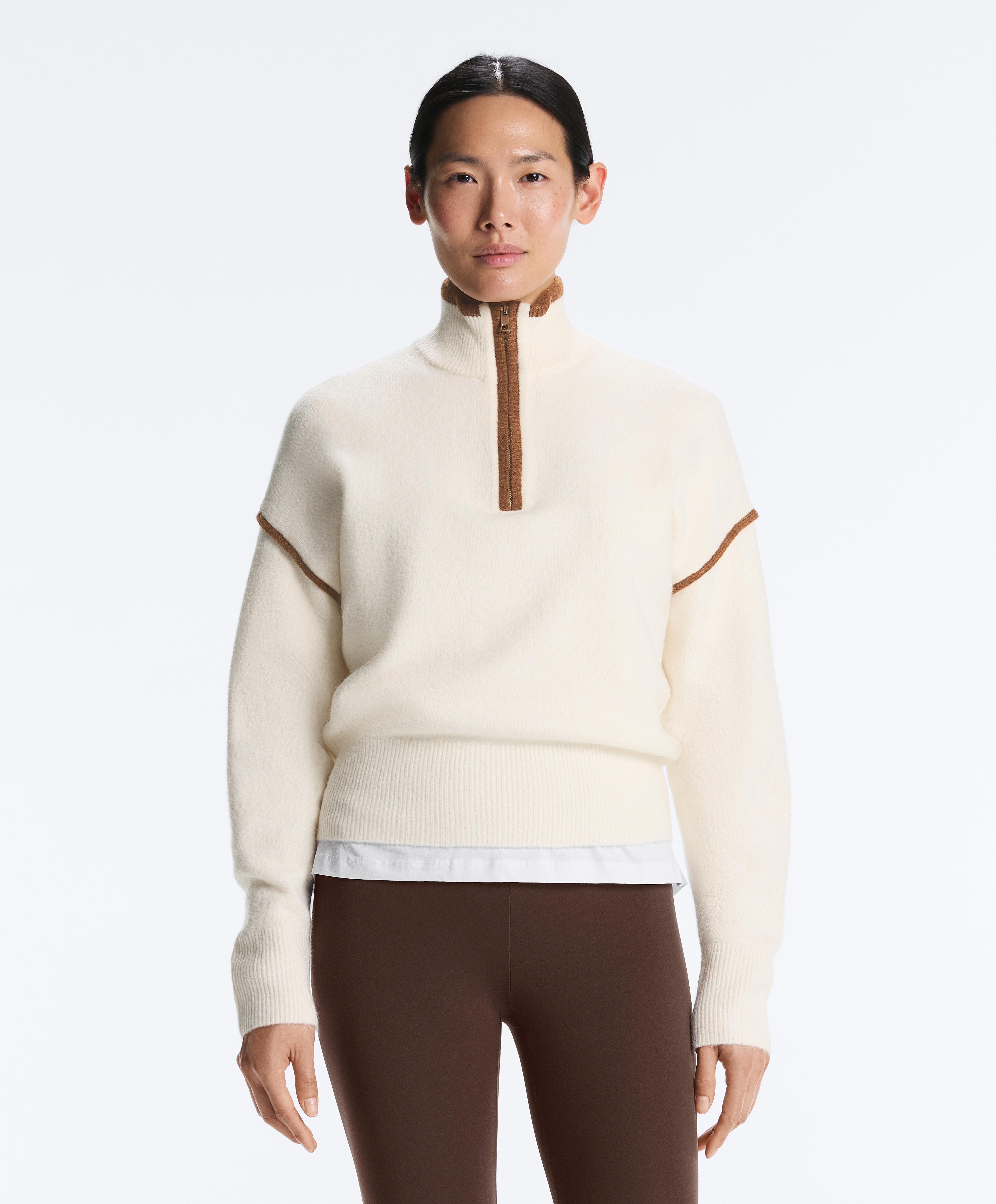 Блуза с висока яка и контрастни детайли