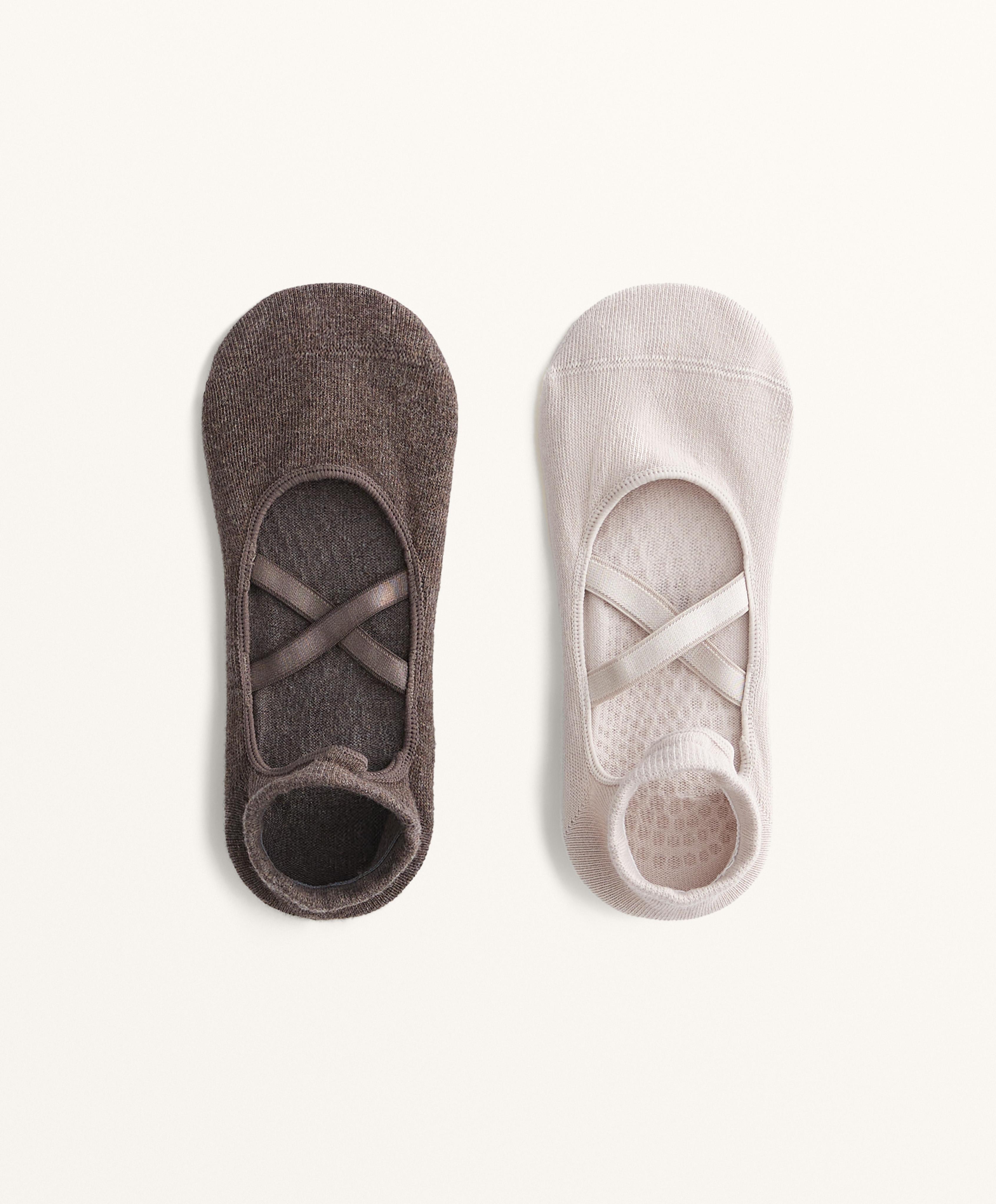 2 pairs of cotton blend yoga and Pilates socks with crossover straps 2 pairs of cotton blend yoga and Pilates socks with crossover straps