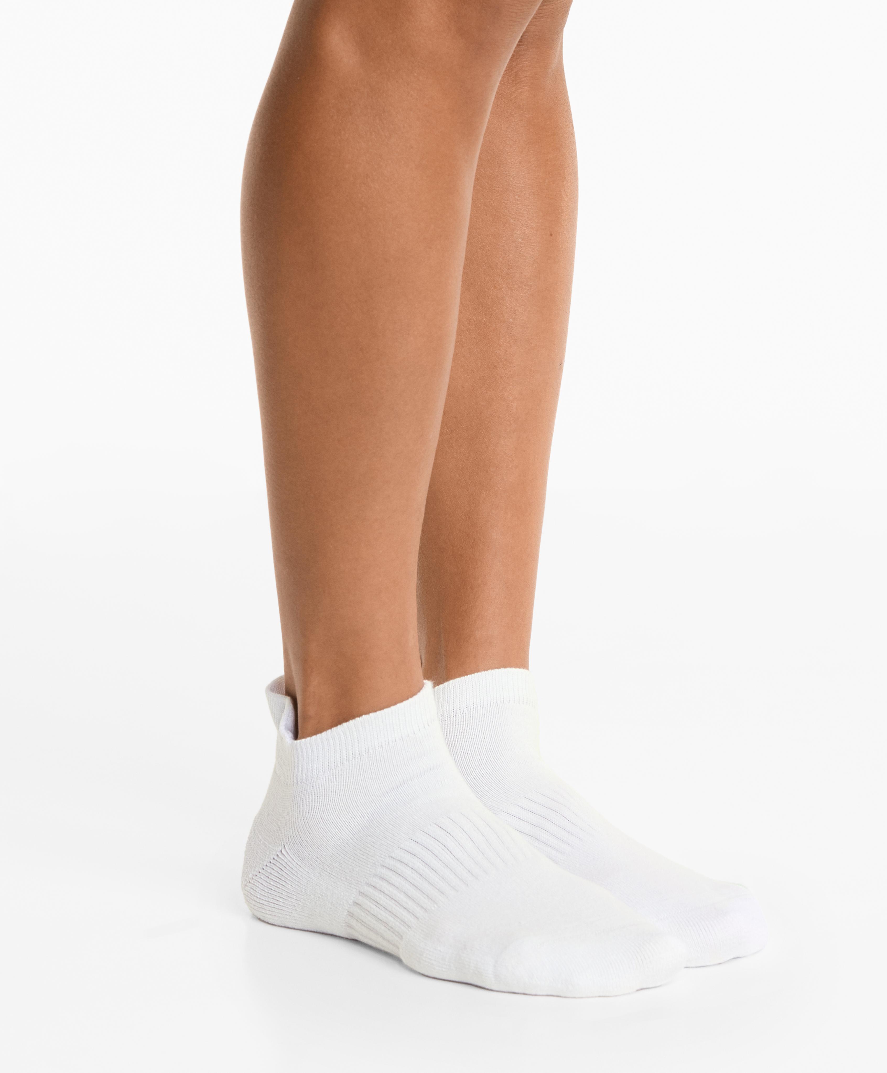 3 pairs of cotton blend sports sneaker socks with heel tab — WHITE