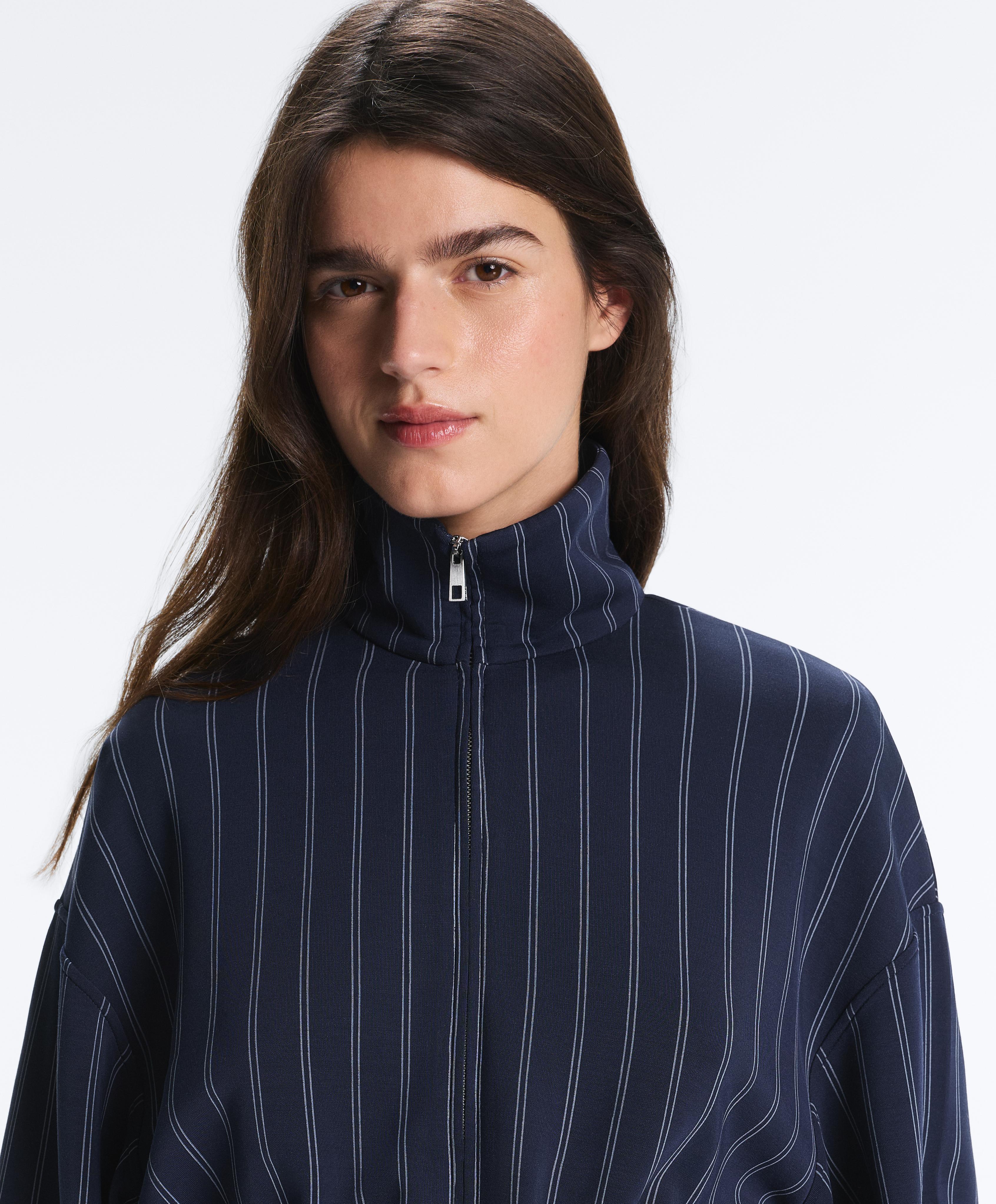 Chaqueta cintura ajustable cuello subido con modal tacto suave