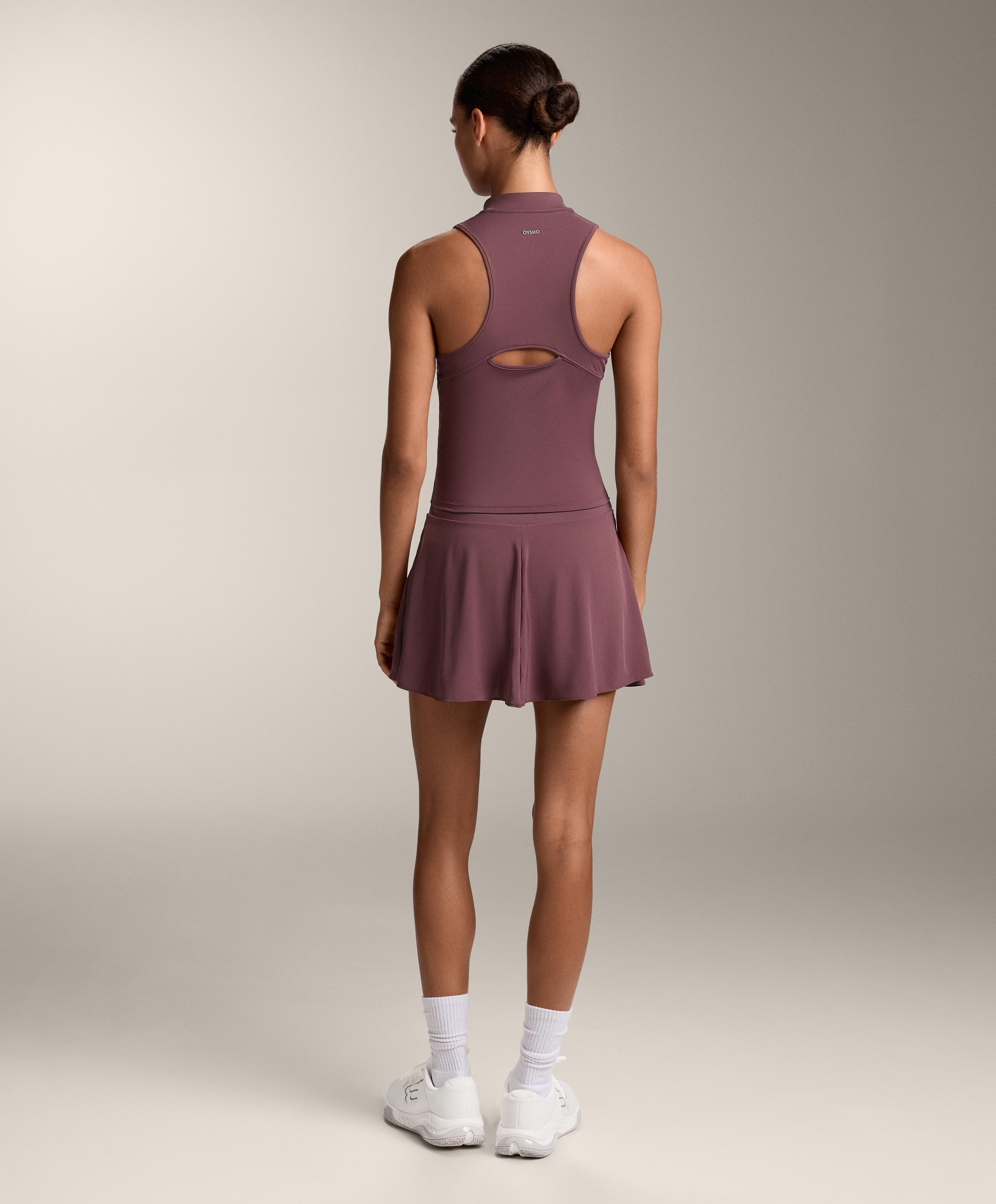 Әйелдердің қолдары кискаларына жабысады Көшедегі діни қызметкердің суреті