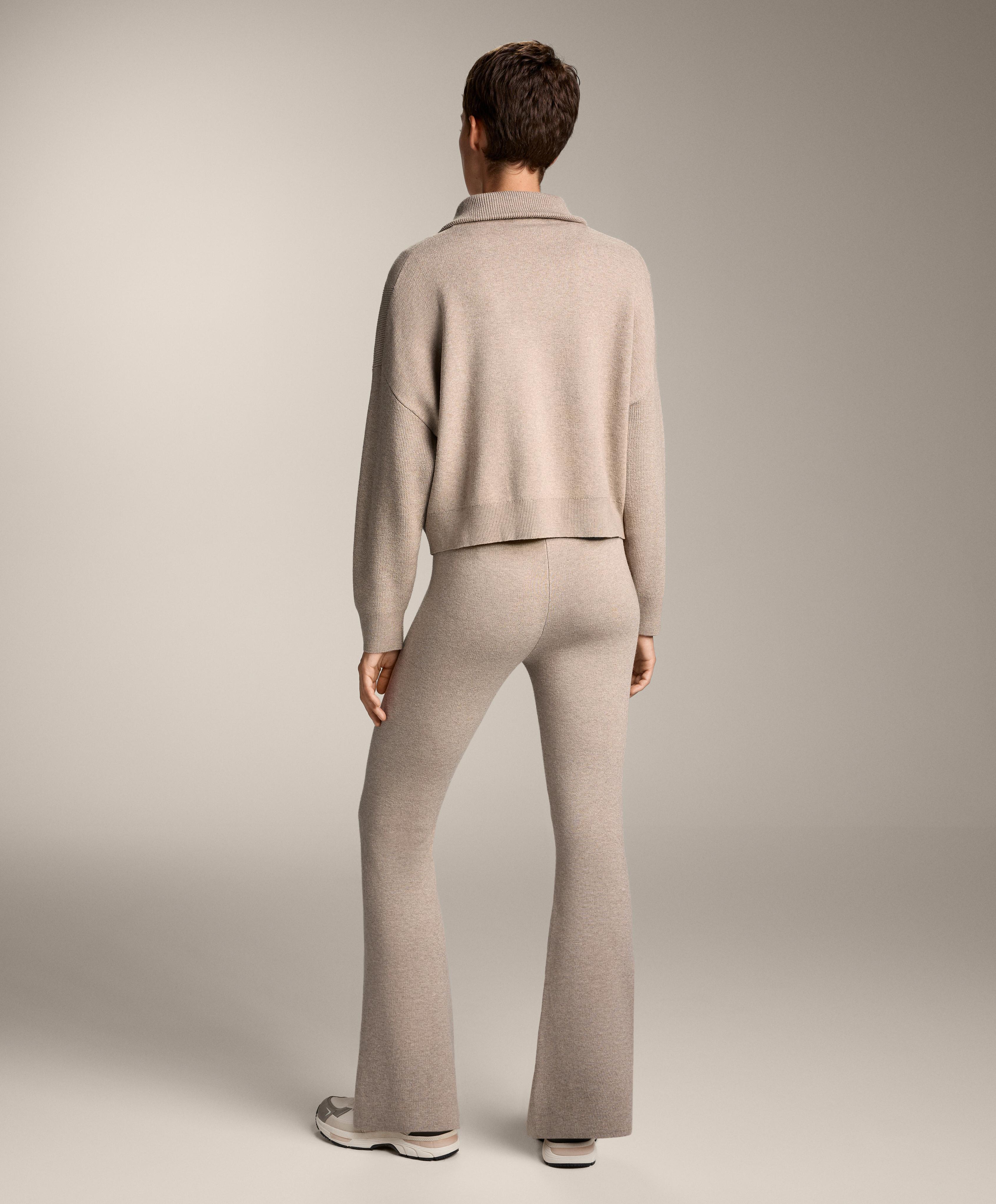 إطلالة كاملة محاكة ببنطلون فلير بلون المينك