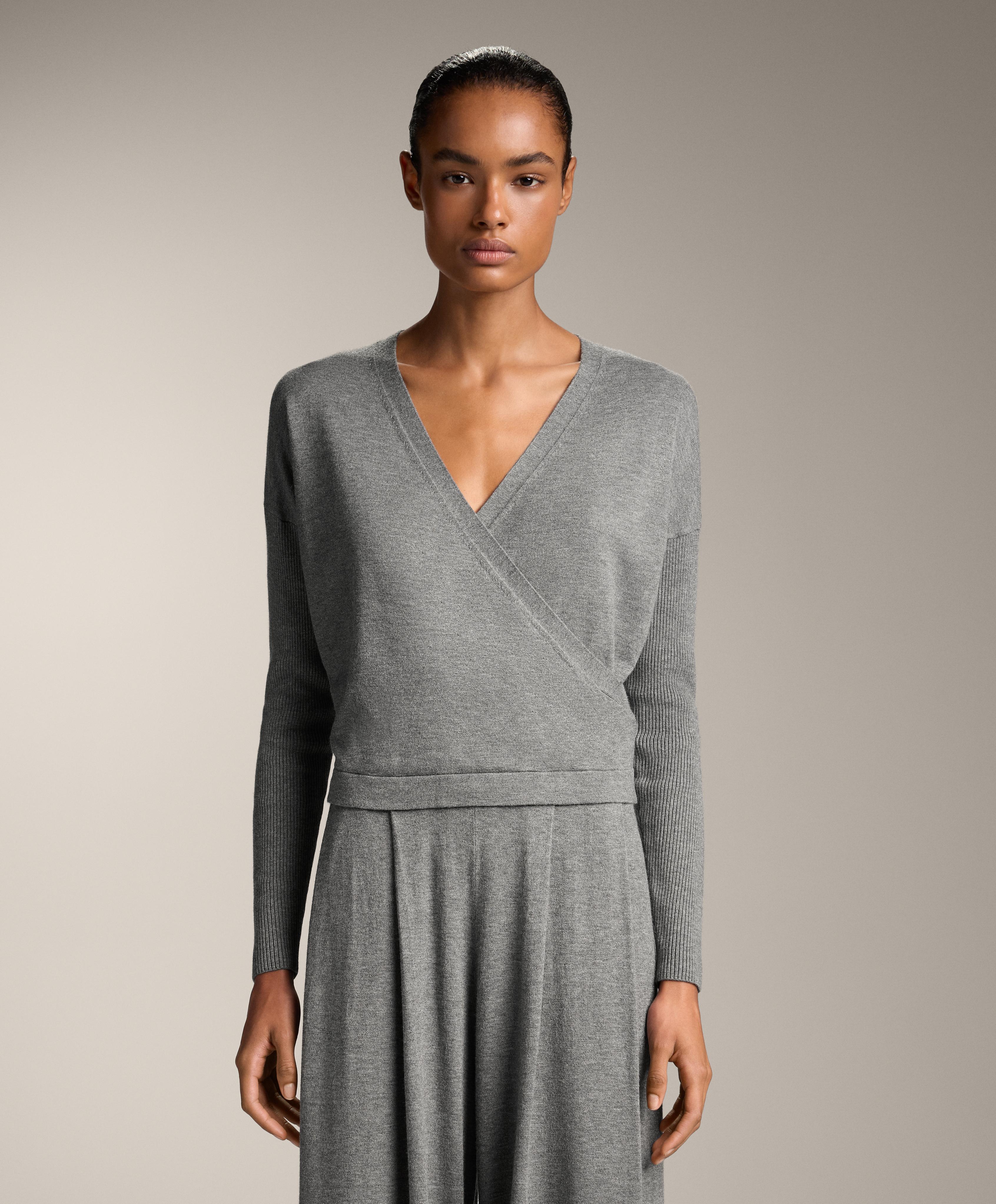 Gekreuzter Strickpullover mit Rippbündchen an den Ärmeln Gekreuzter Strickpullover mit Rippbündchen an den Ärmeln