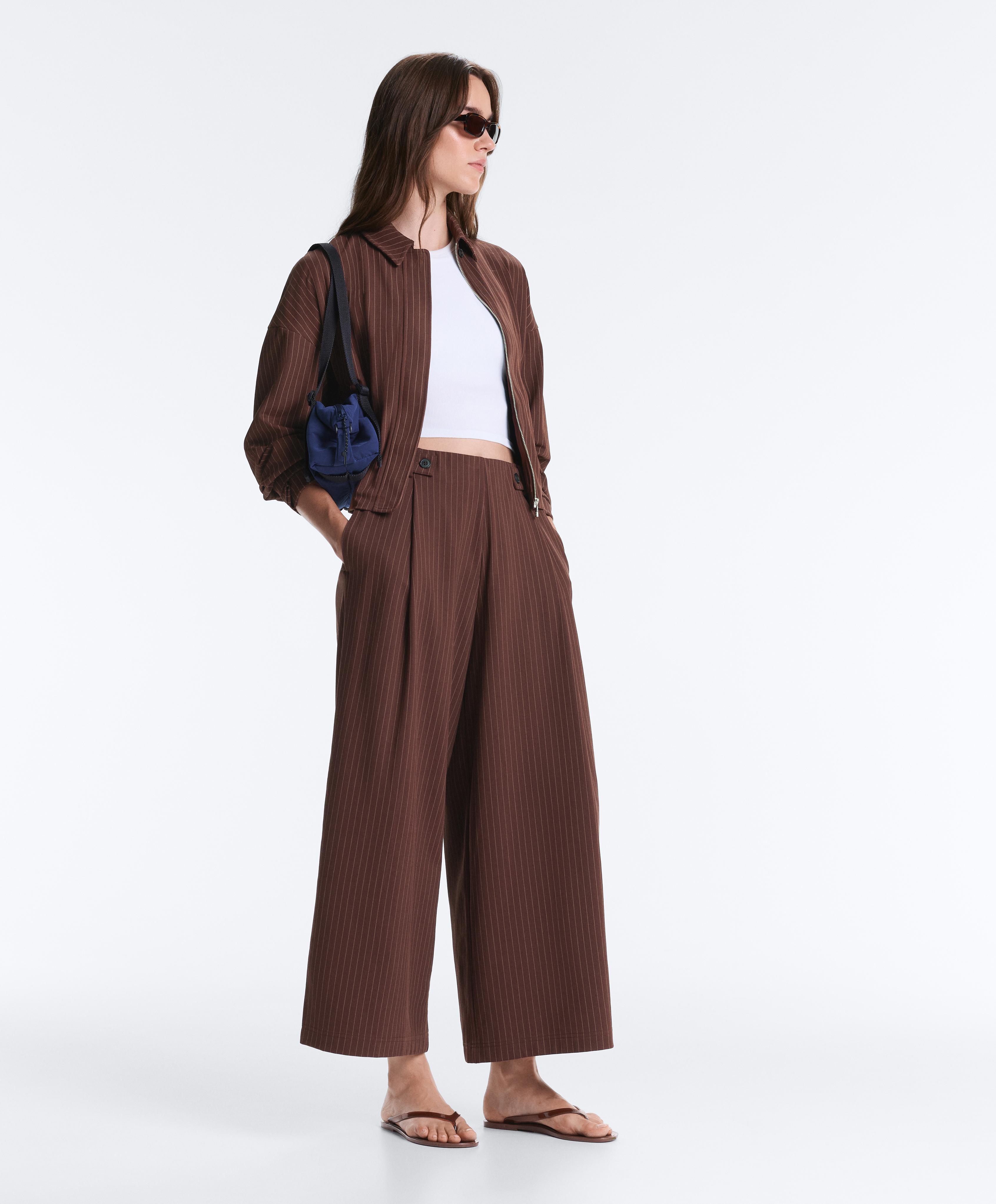Total look pantalón ancho crop algodón raya diplomática marrón