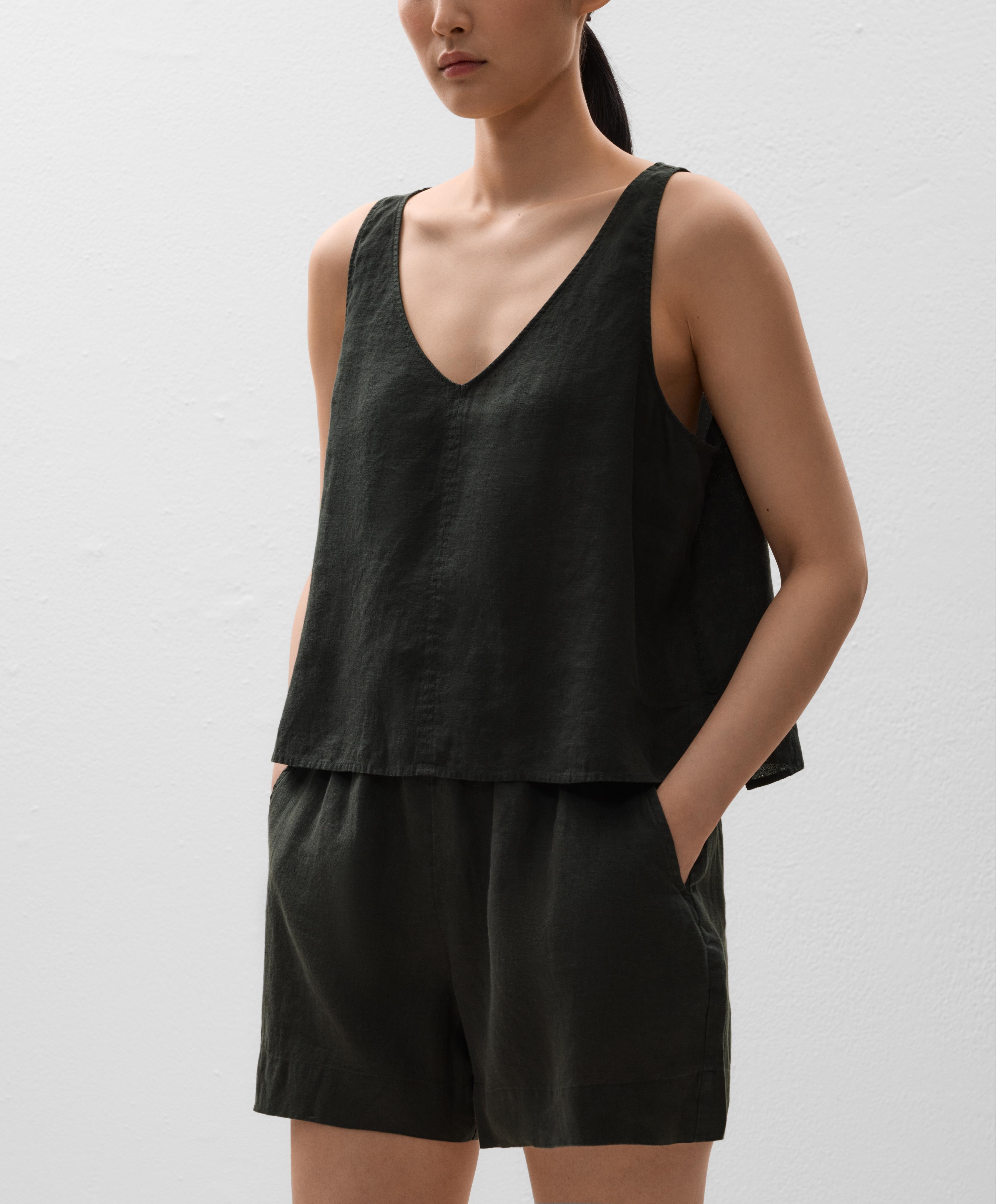 توب بفتحة صدر مثلثة 100% من الكتان - تنزيلات توب بفتحة صدر مثلثة 100% من الكتان - تنزيلات