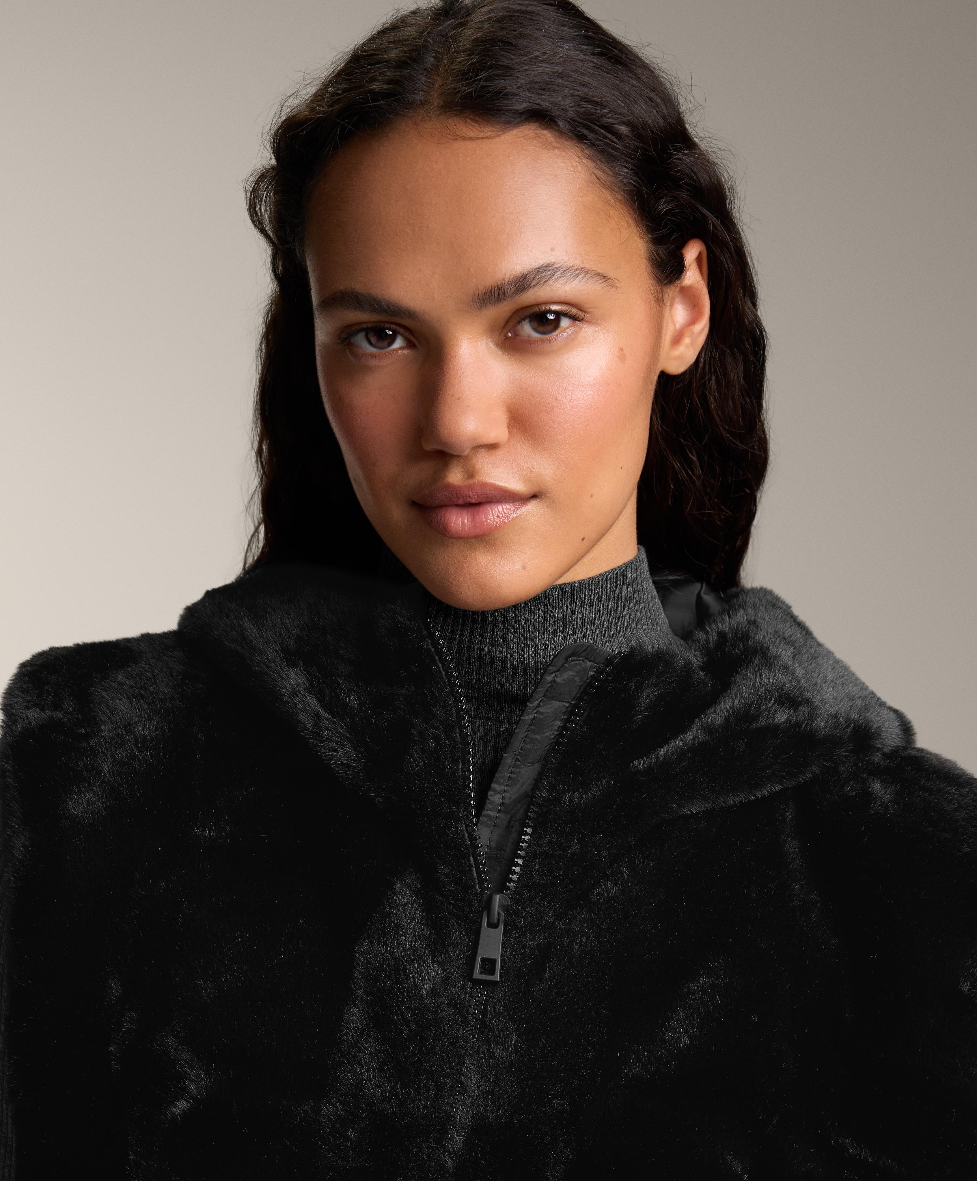 Kamizelka ze sztucznego futerka z kapturem - Wyprzedaż Kamizelka ze sztucznego futerka z kapturem - Wyprzedaż