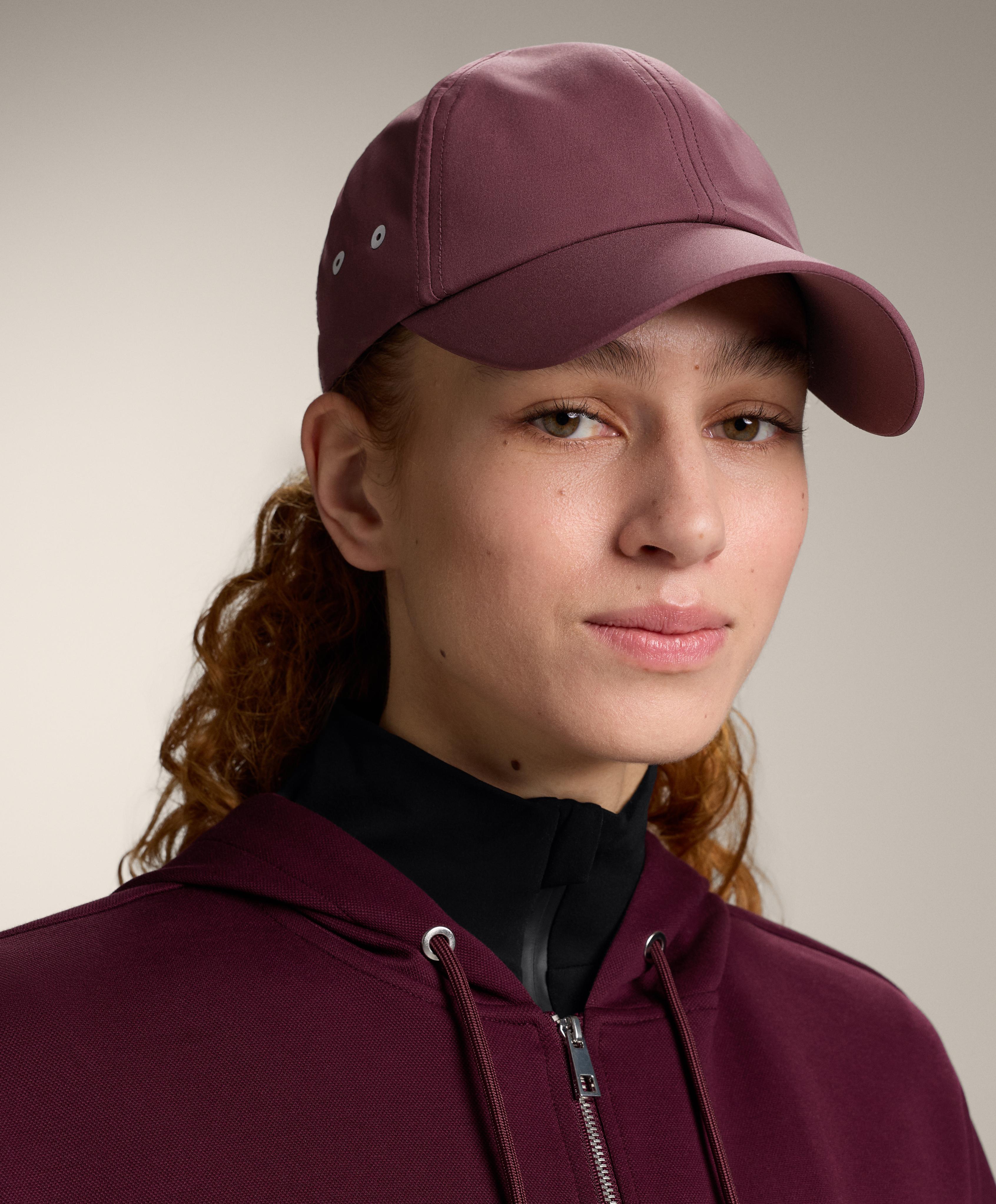 قبعة رياضية بشعار