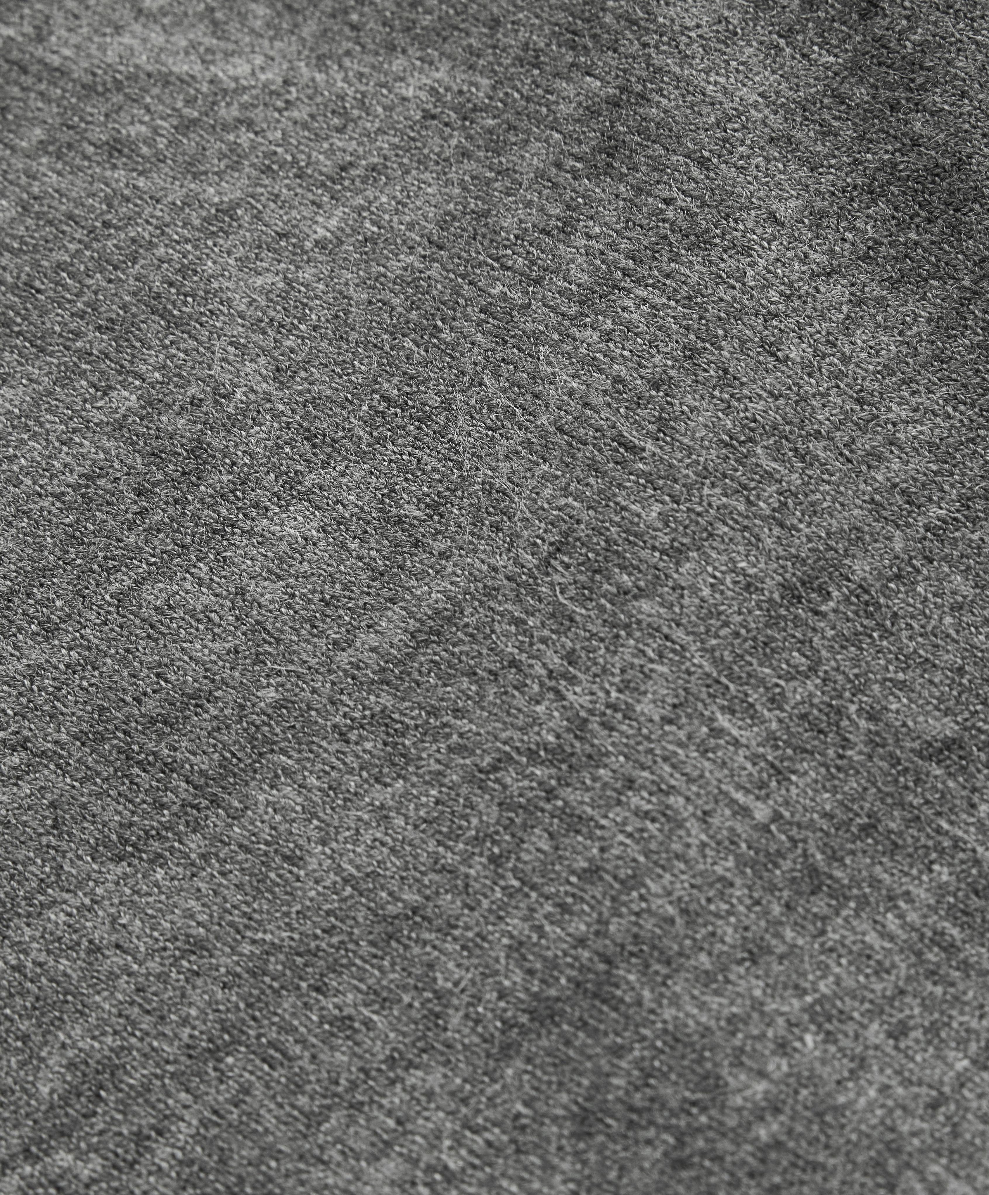 Gekreuzter Strickpullover mit Rippbündchen an den Ärmeln