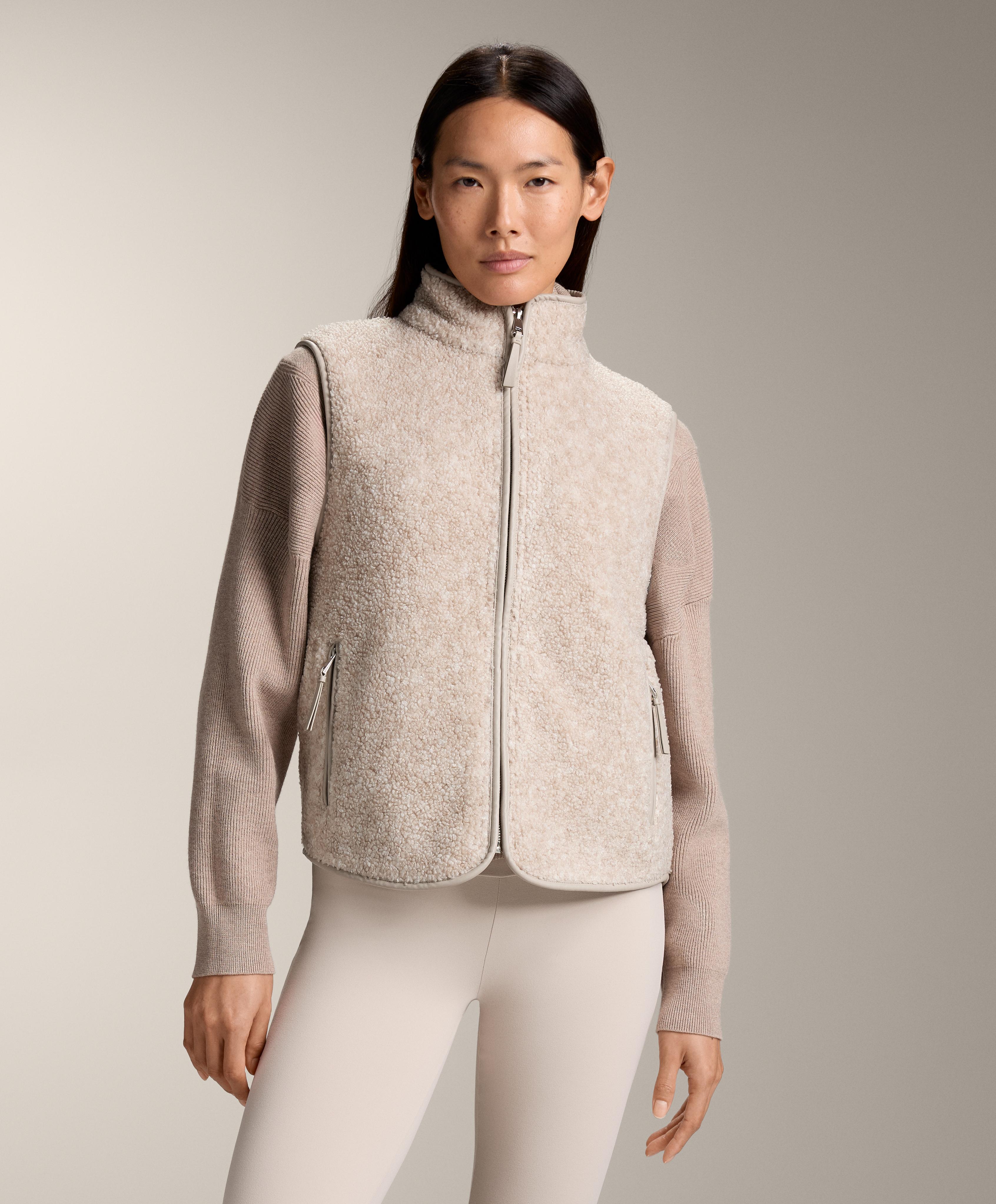 Gilet basique effet mouton zippé. Gilet basique effet mouton zippé.