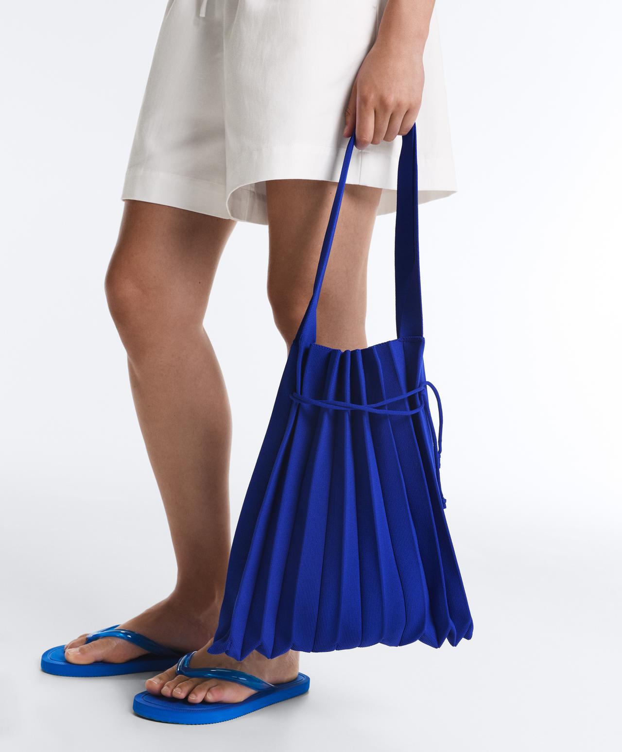 Pleated knit bag — KLEIN BLUE