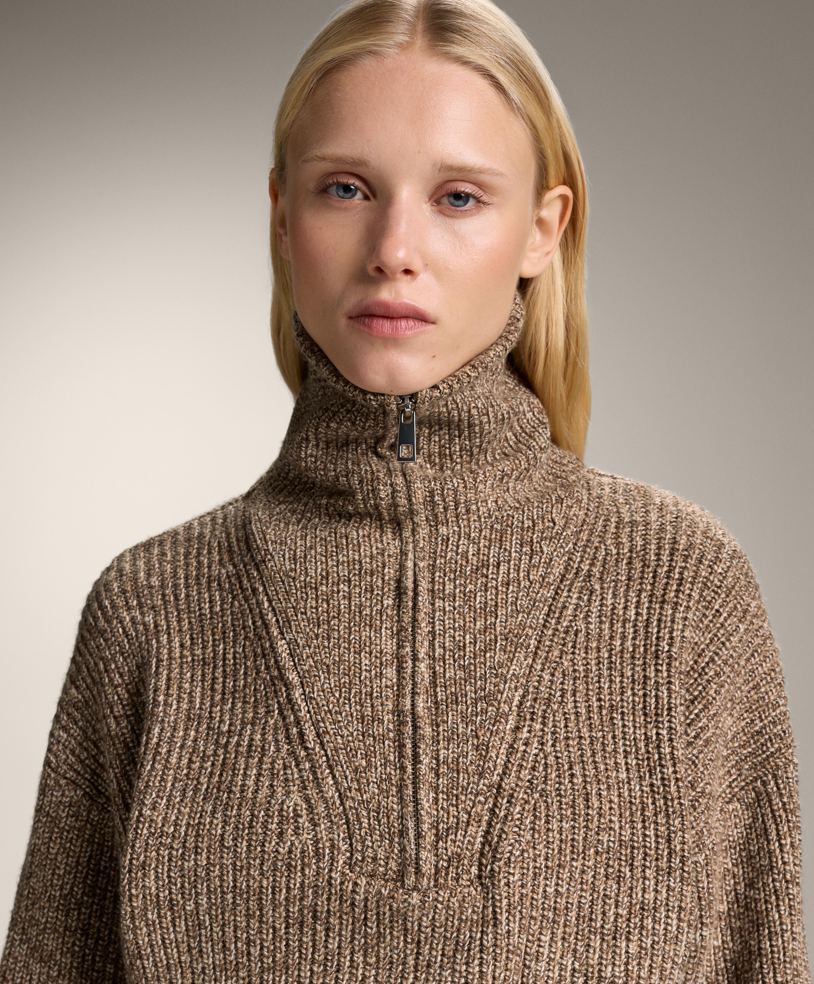 Strickpullover mit Zopfmusterstruktur