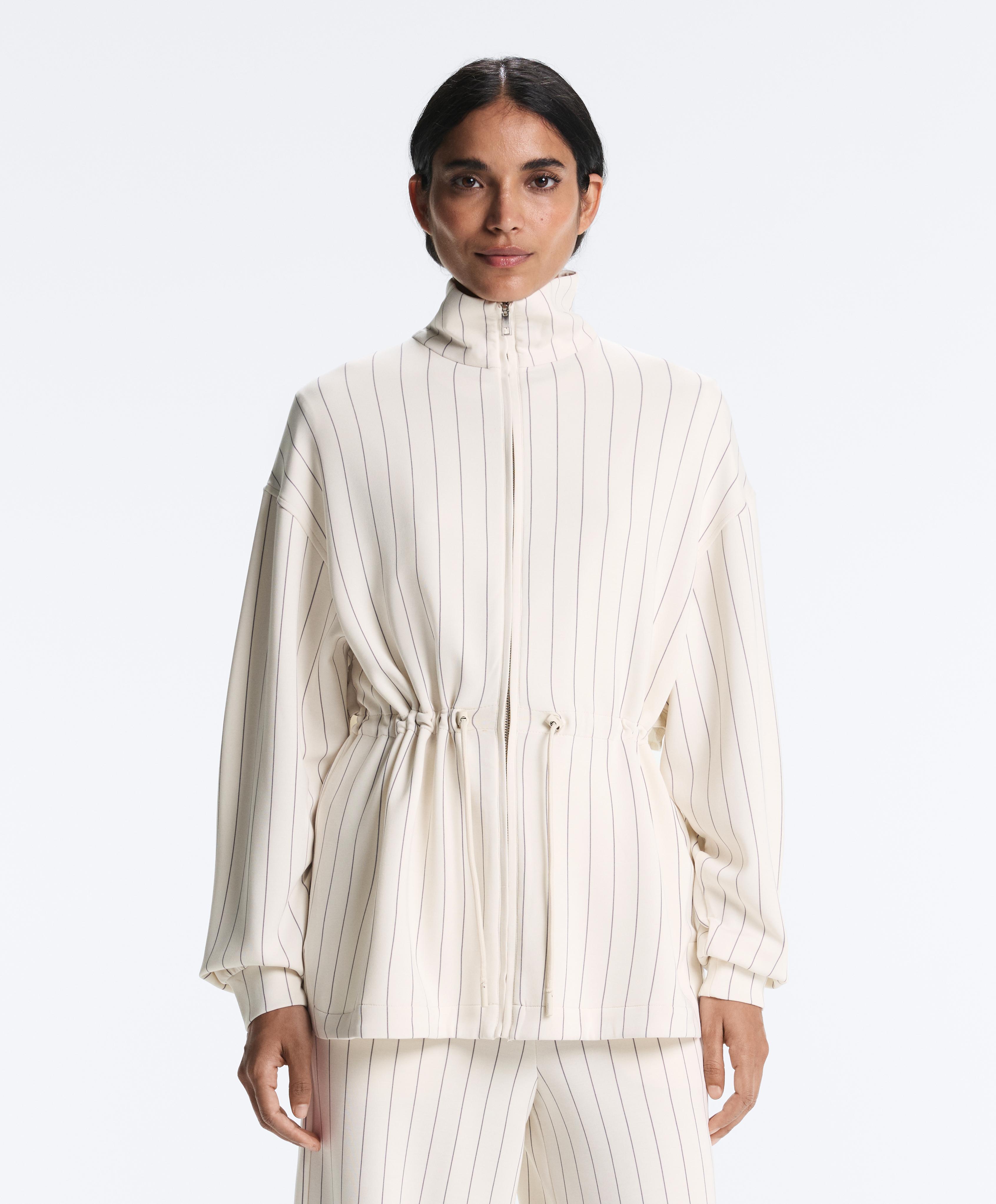 Lång jacka med kritstrecksrand, justerbar midja, ståkrage och extra mjuk modal