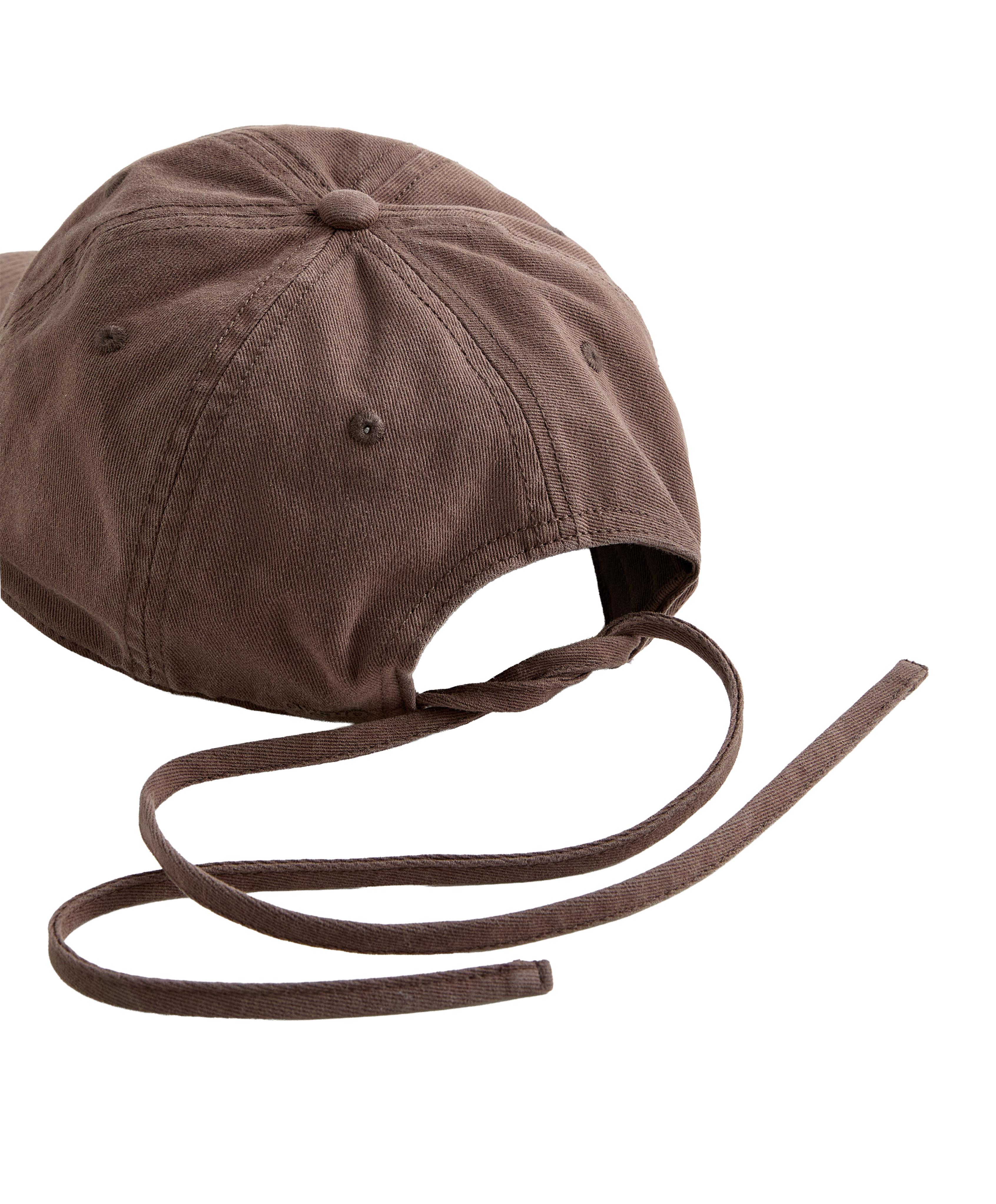 Washed-effect 100% cotton cap with tie — BROWN