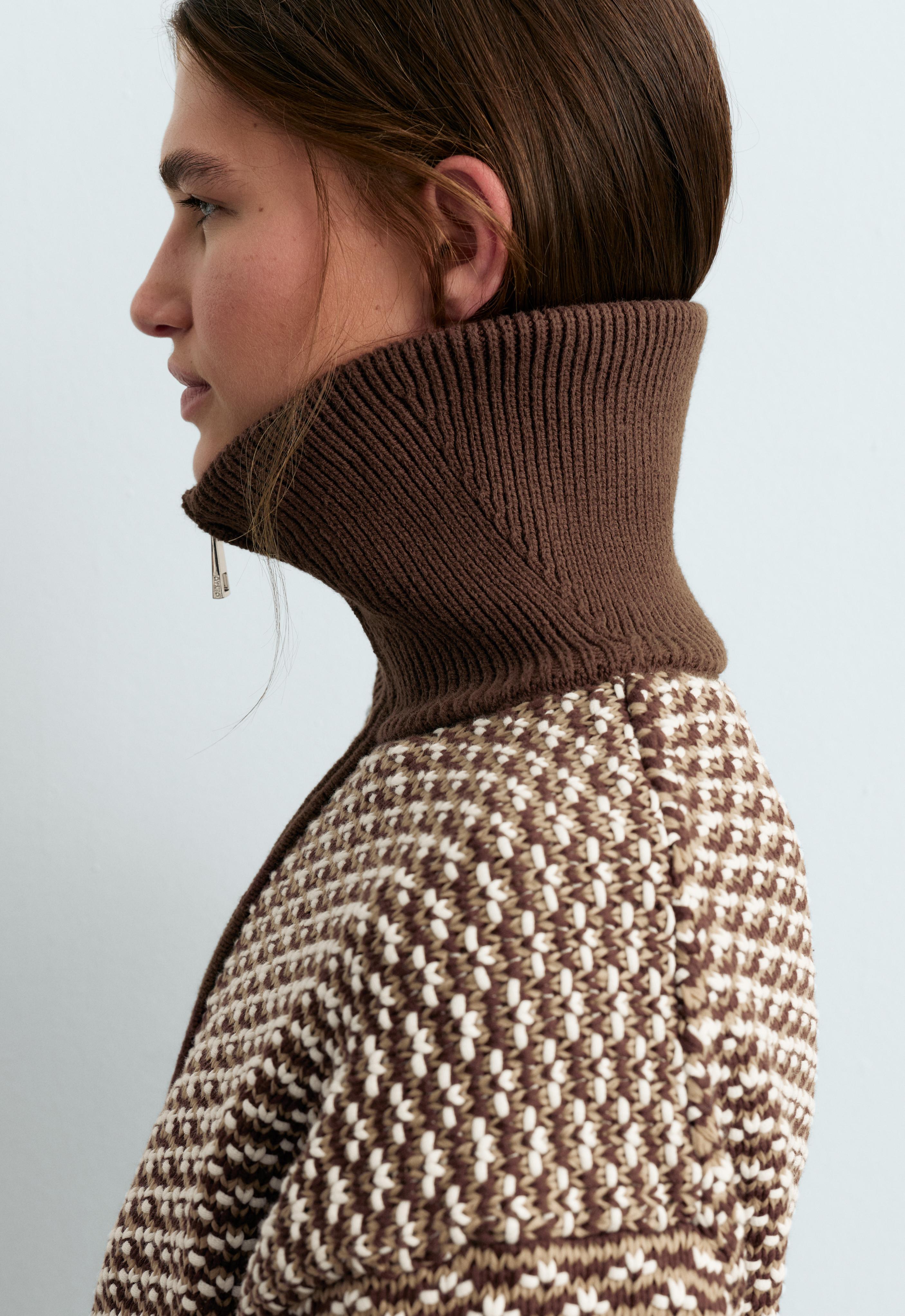 Strick-Jacke mit hohem Kragen und Kontrast-Rib Strick-Jacke mit hohem Kragen und Kontrast-Rib