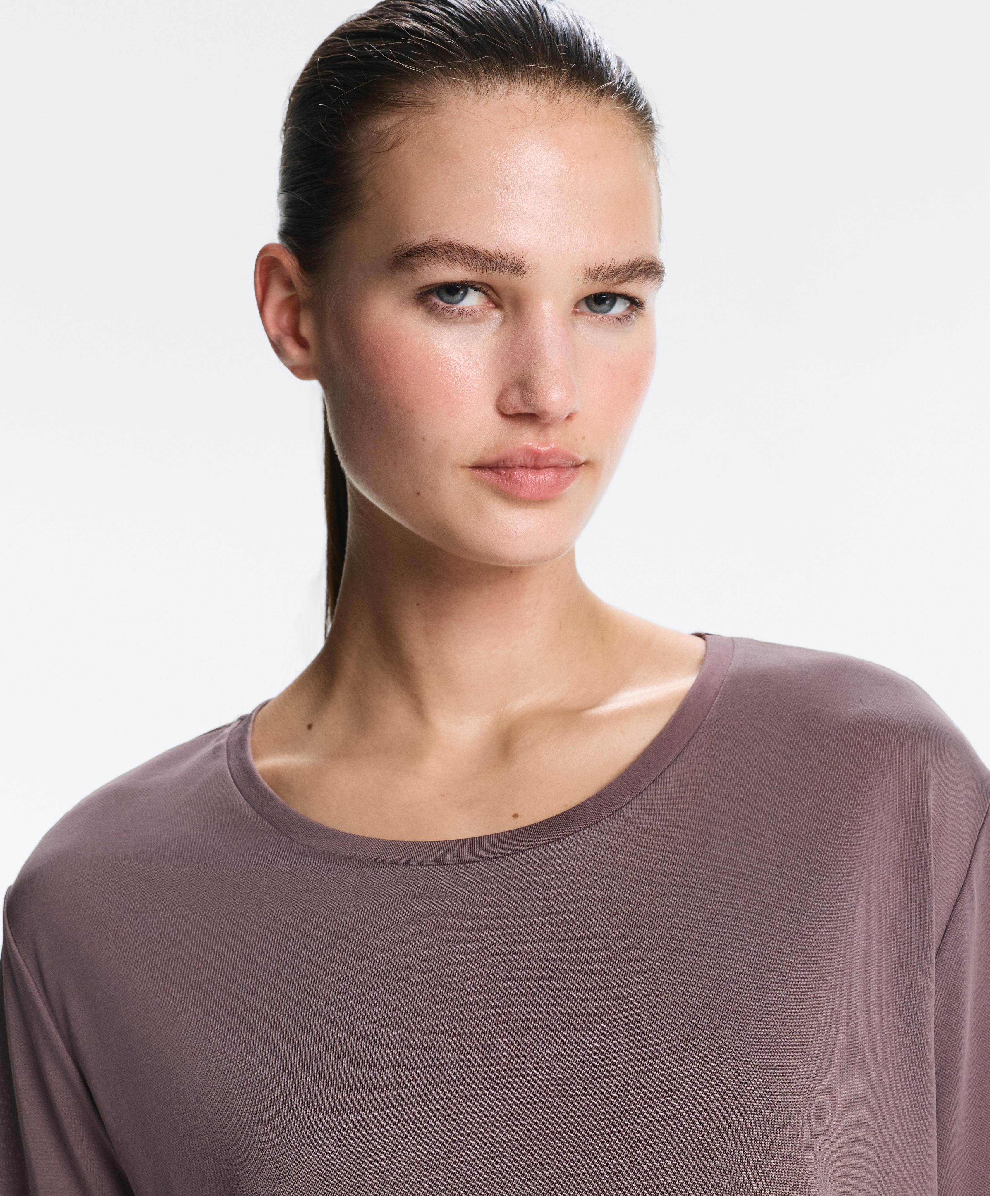 تيشيرت ممزوج بالمودال بأكمام قصيرة تيشيرت ممزوج بالمودال بأكمام قصيرة