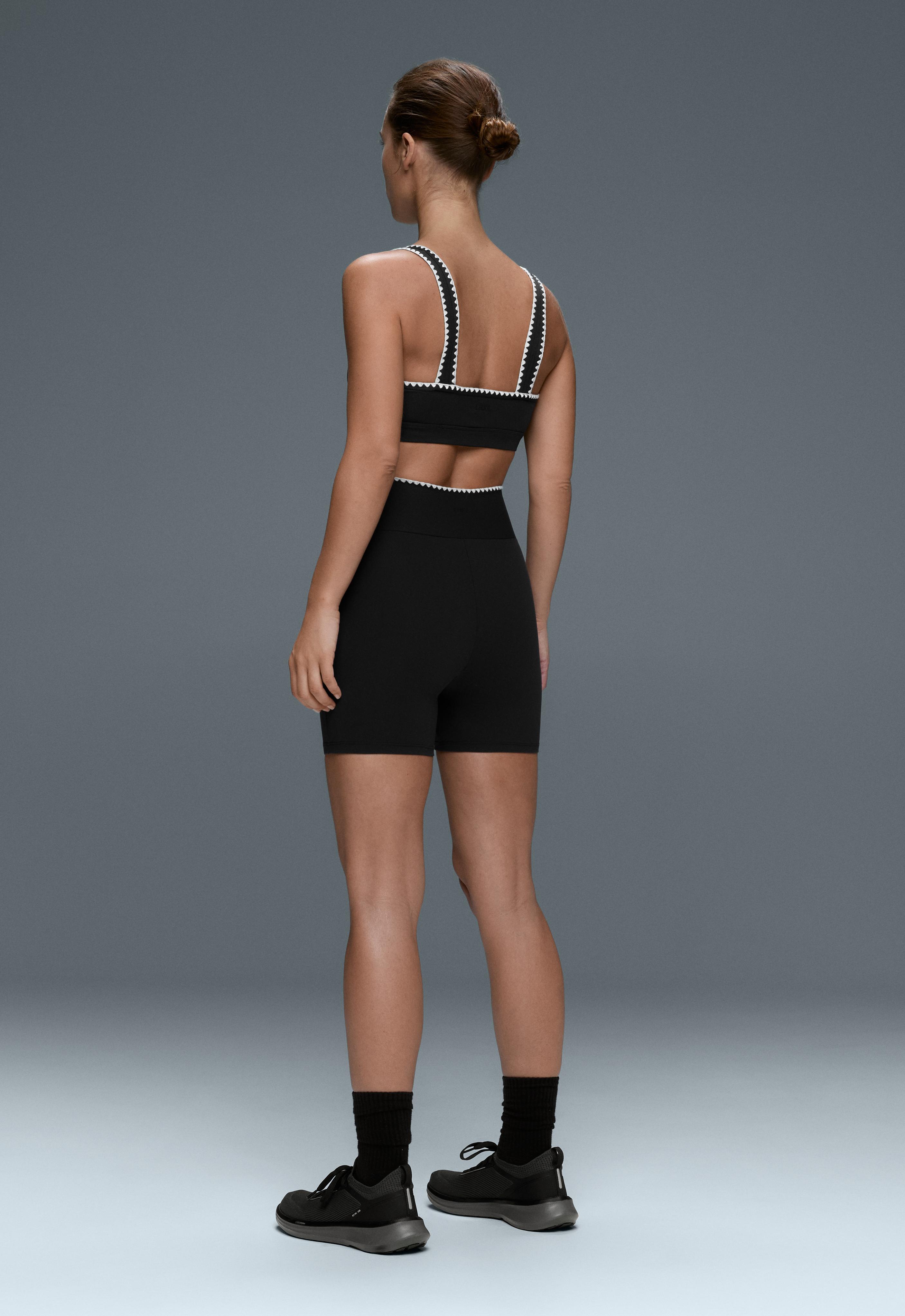 Comfortlux V-waist 10cm hot pants with contrast stitching — BLACK