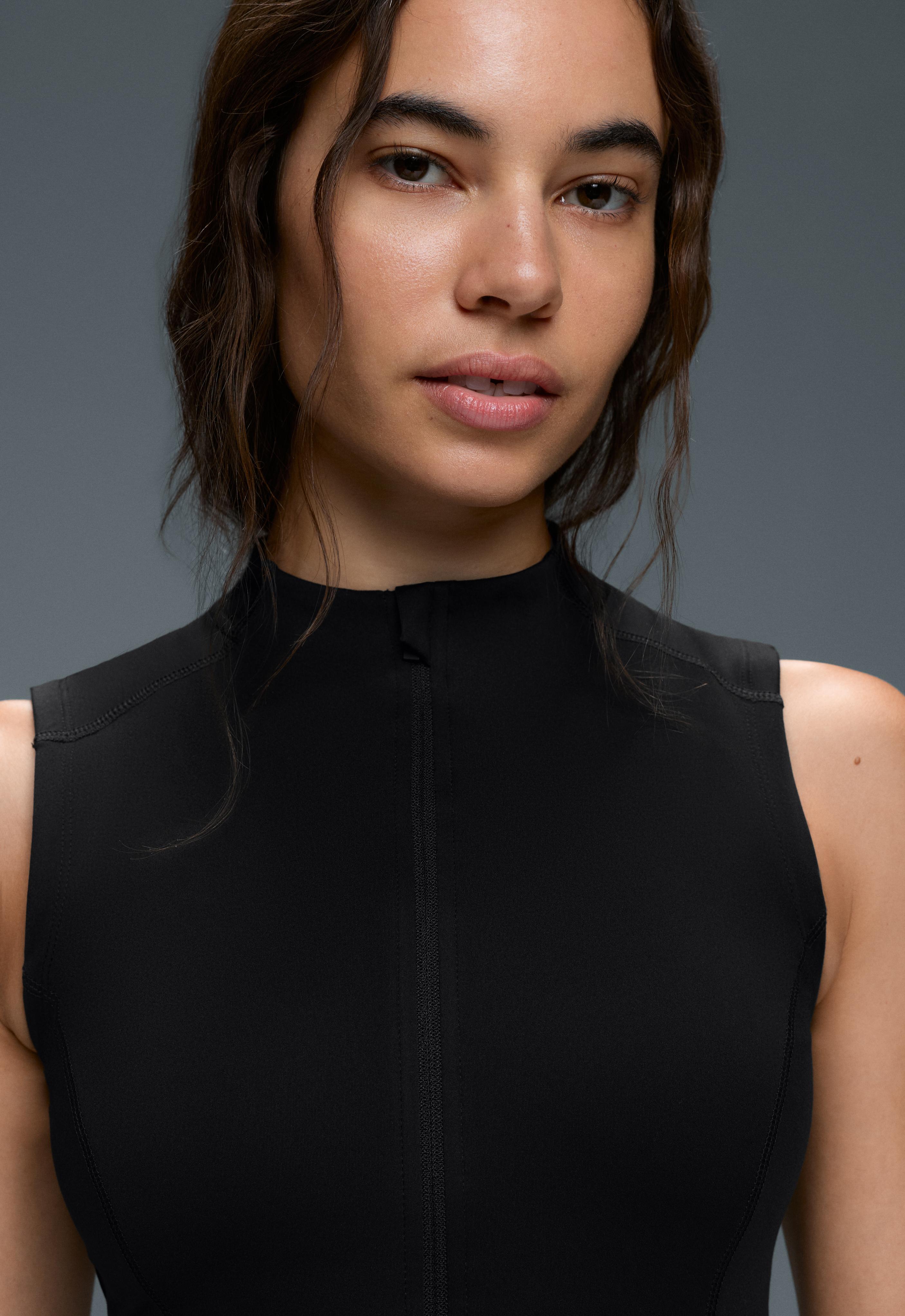 Sleeveless zip T-shirt — BLACK
