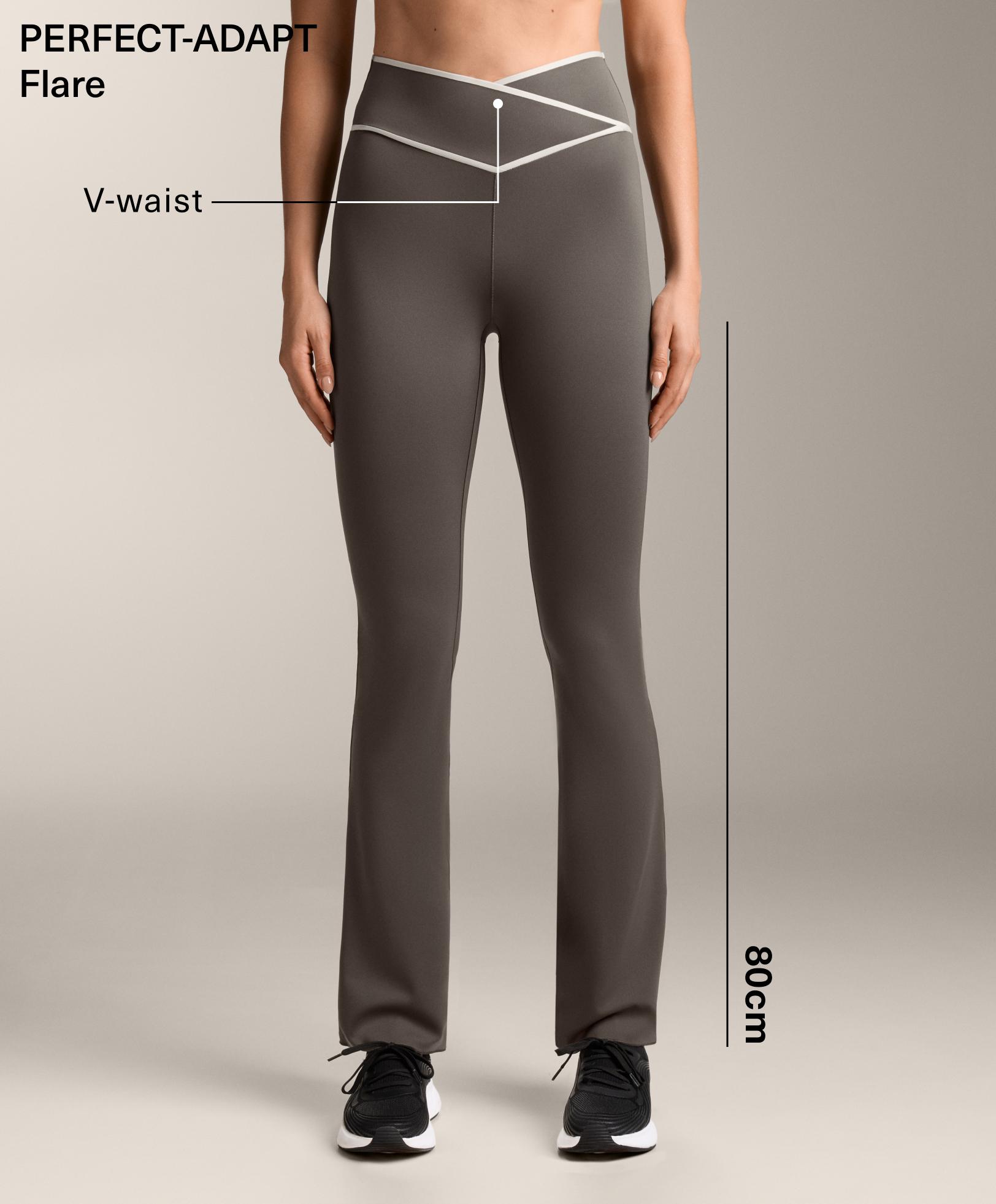 بنطلون فلير بتكيف مثالي وخصر مثلث الشكل متداخل بنطلون فلير بتكيف مثالي وخصر مثلث الشكل متداخل