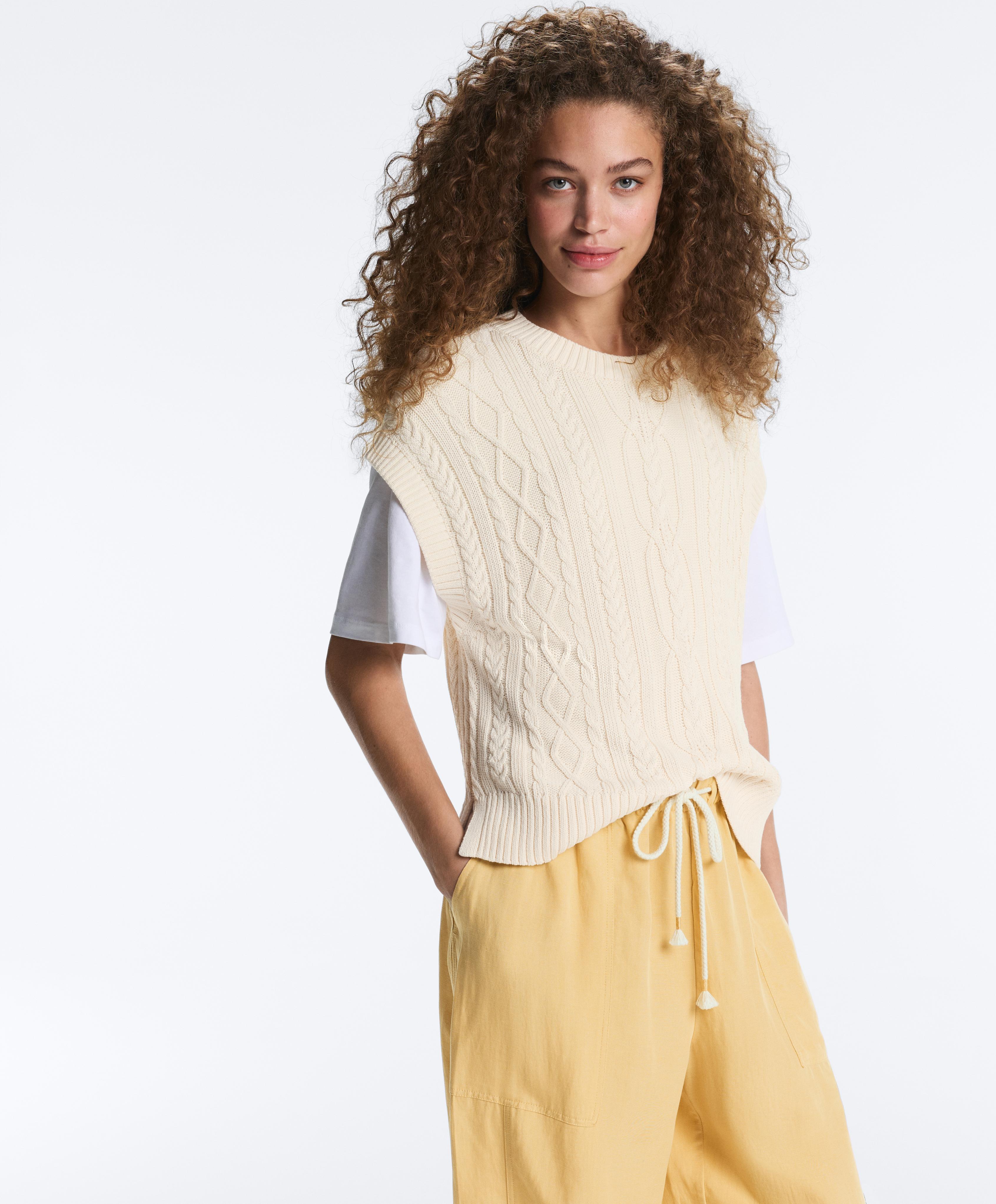 Cable knit round neck vest — ECRU