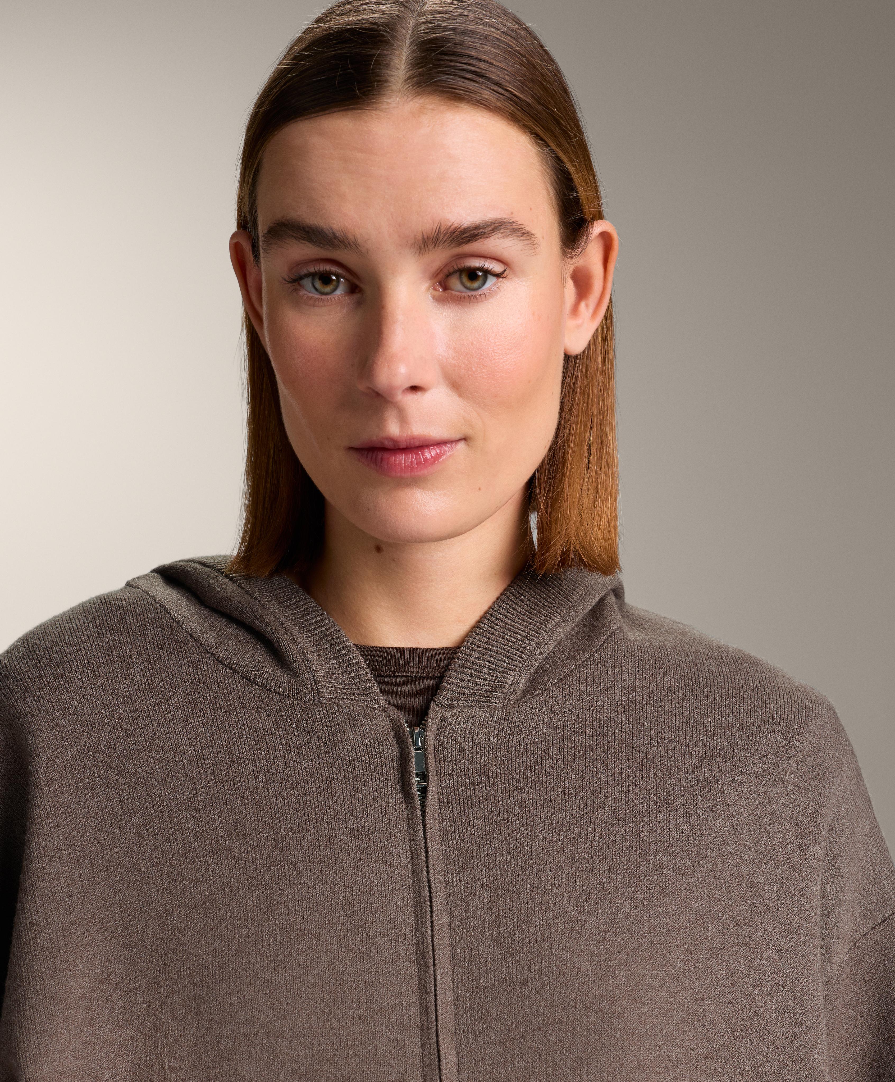 แจ็คเก็ตผ้าถักมีฮู้ดแต่งดีเทลด้านข้าง