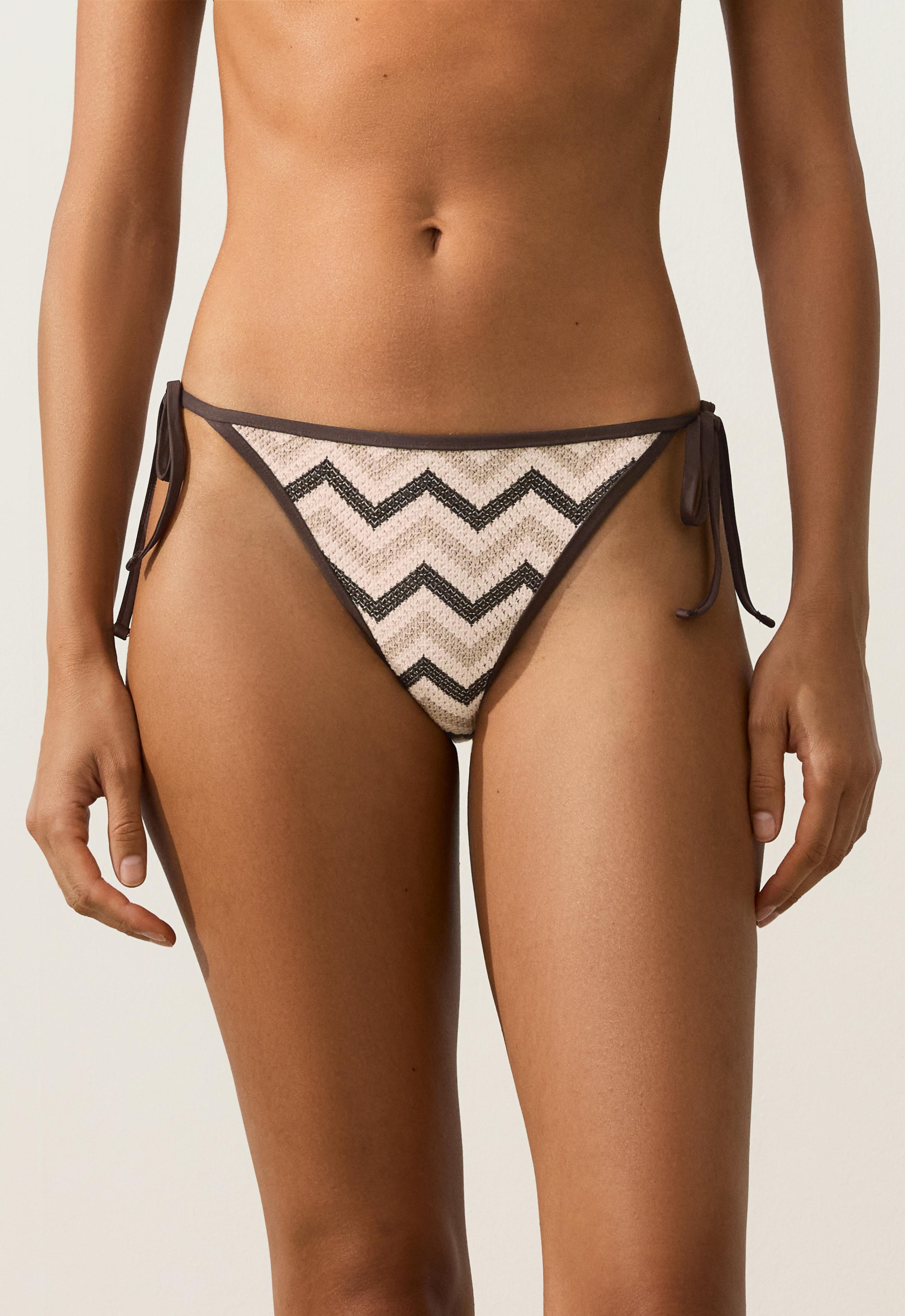 Zikzak desenli, bağcıklı, orta kesim bikini altı