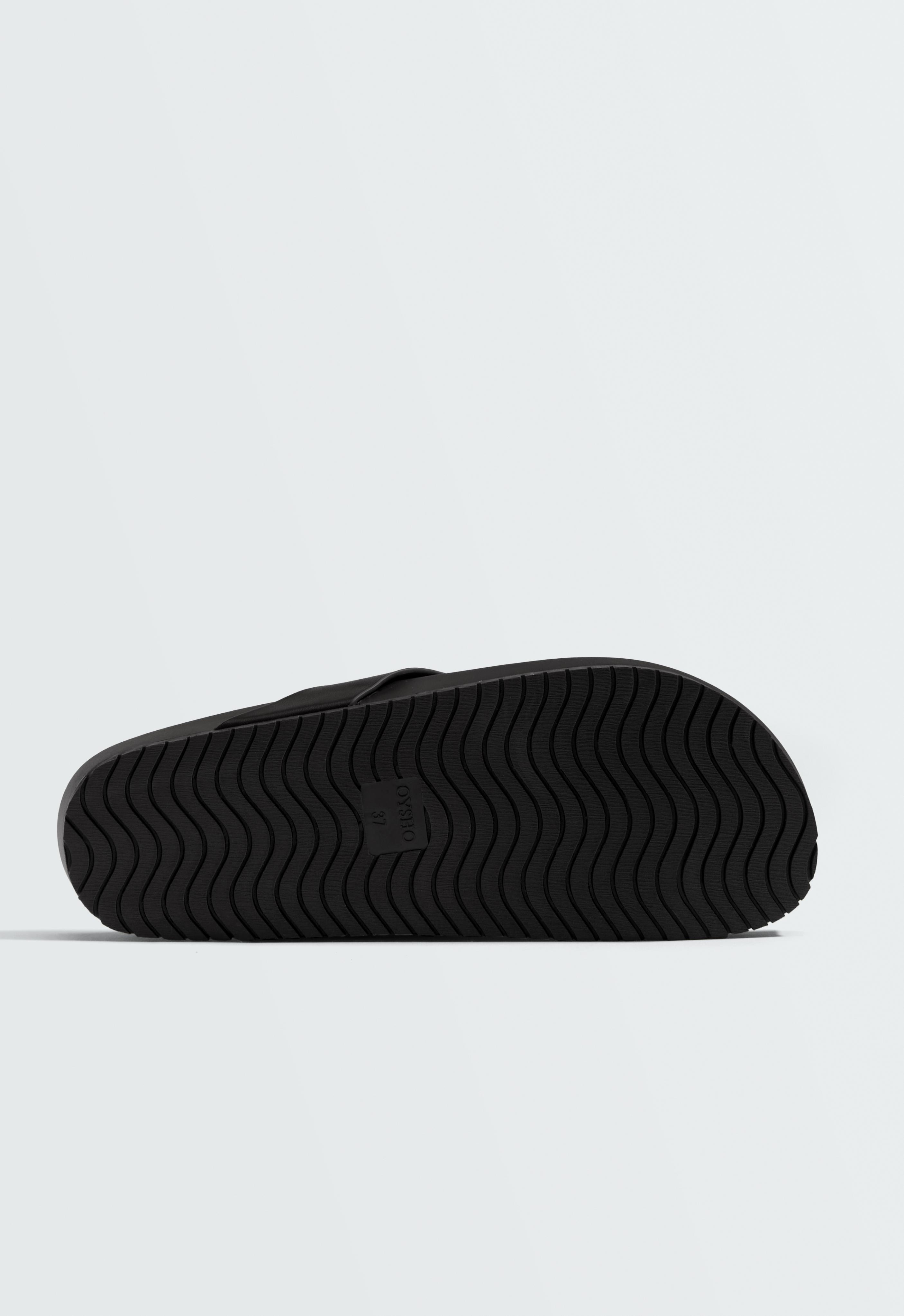 Strappy flat sandal — BLACK