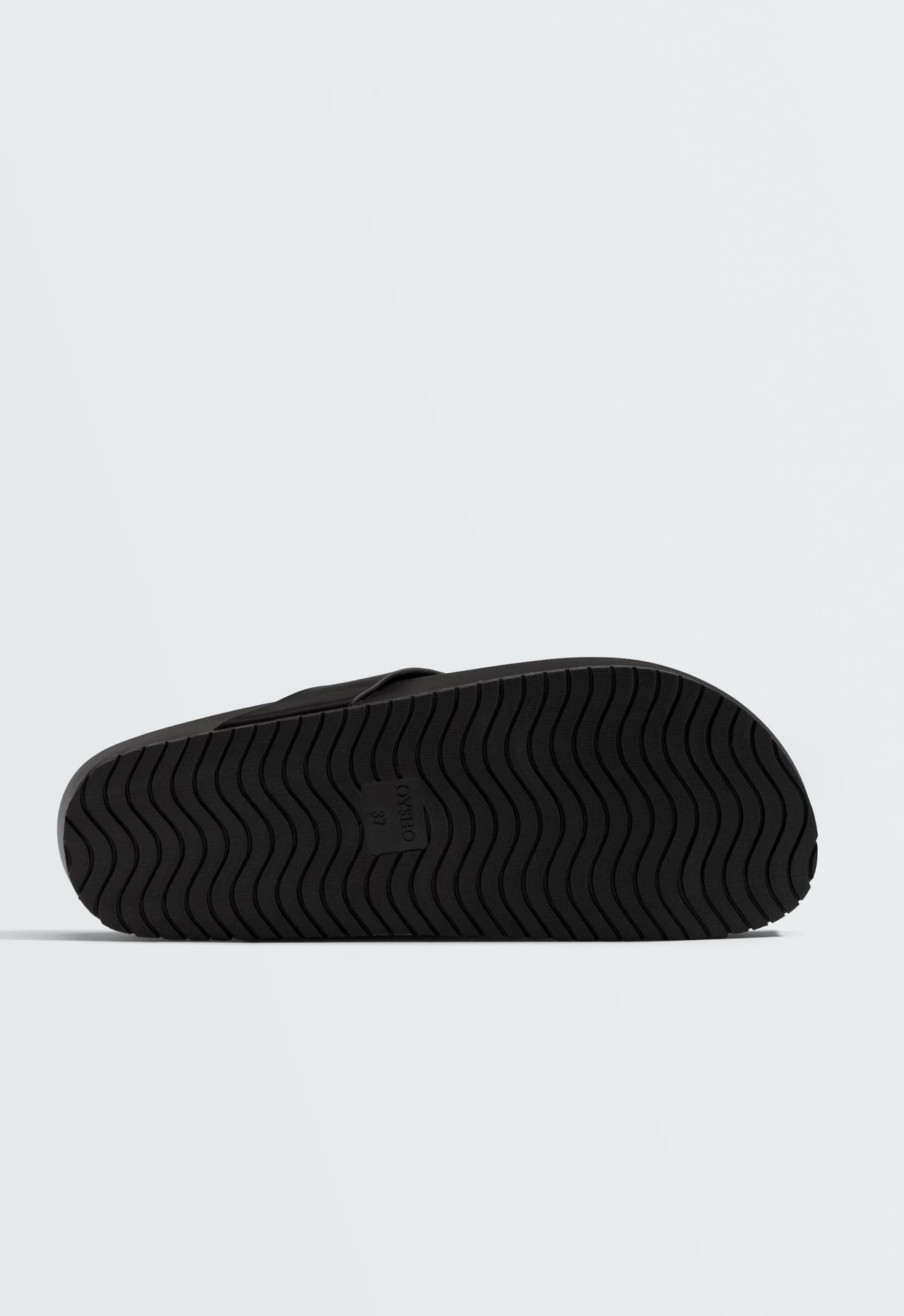 Strappy flat sandal — BLACK