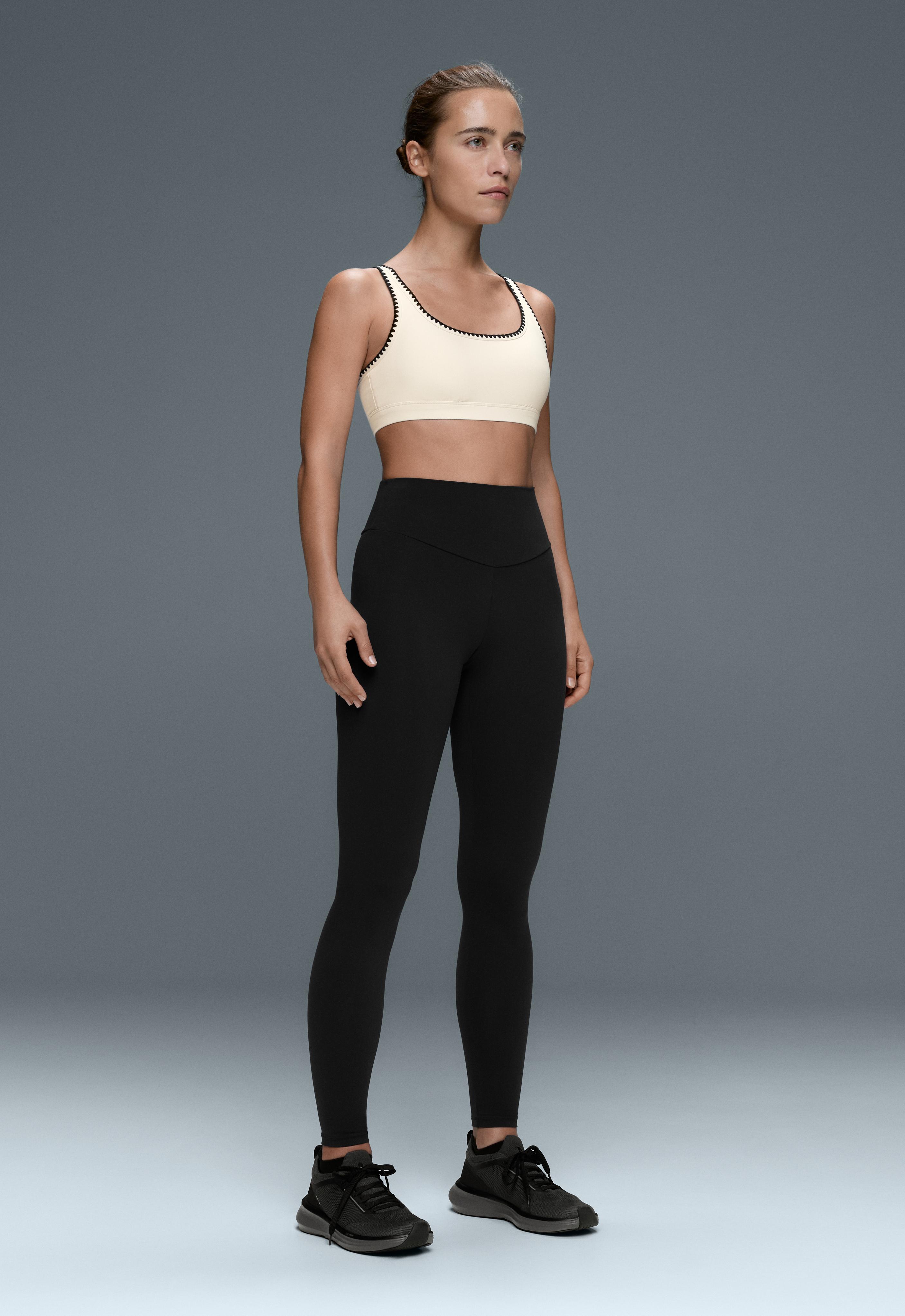 Medium-support Comfortlux sports bra with contrast seams — PALE ECRU