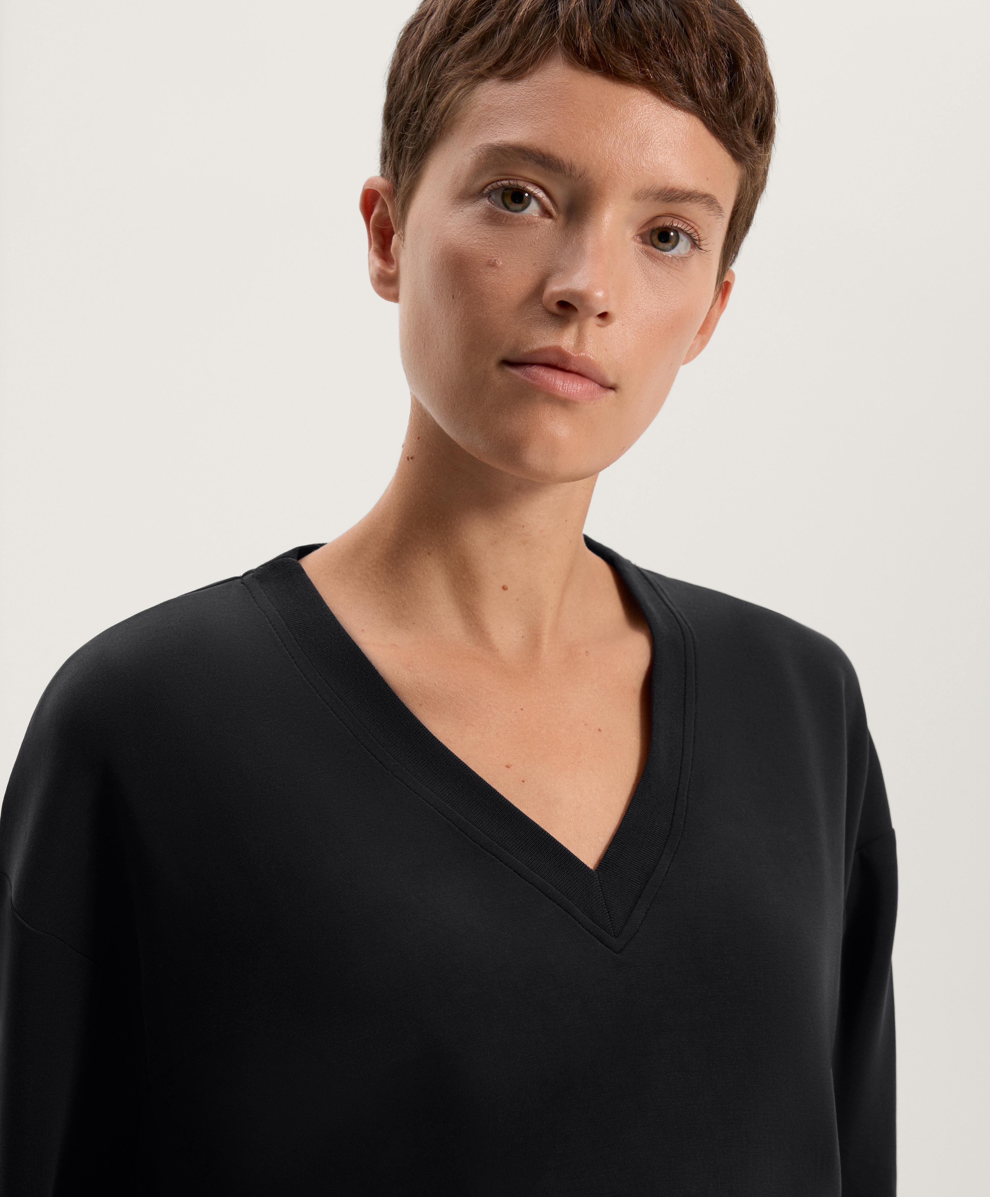 Mjuk V-ringad sweatshirt med åtsittande midja och modal - Rea