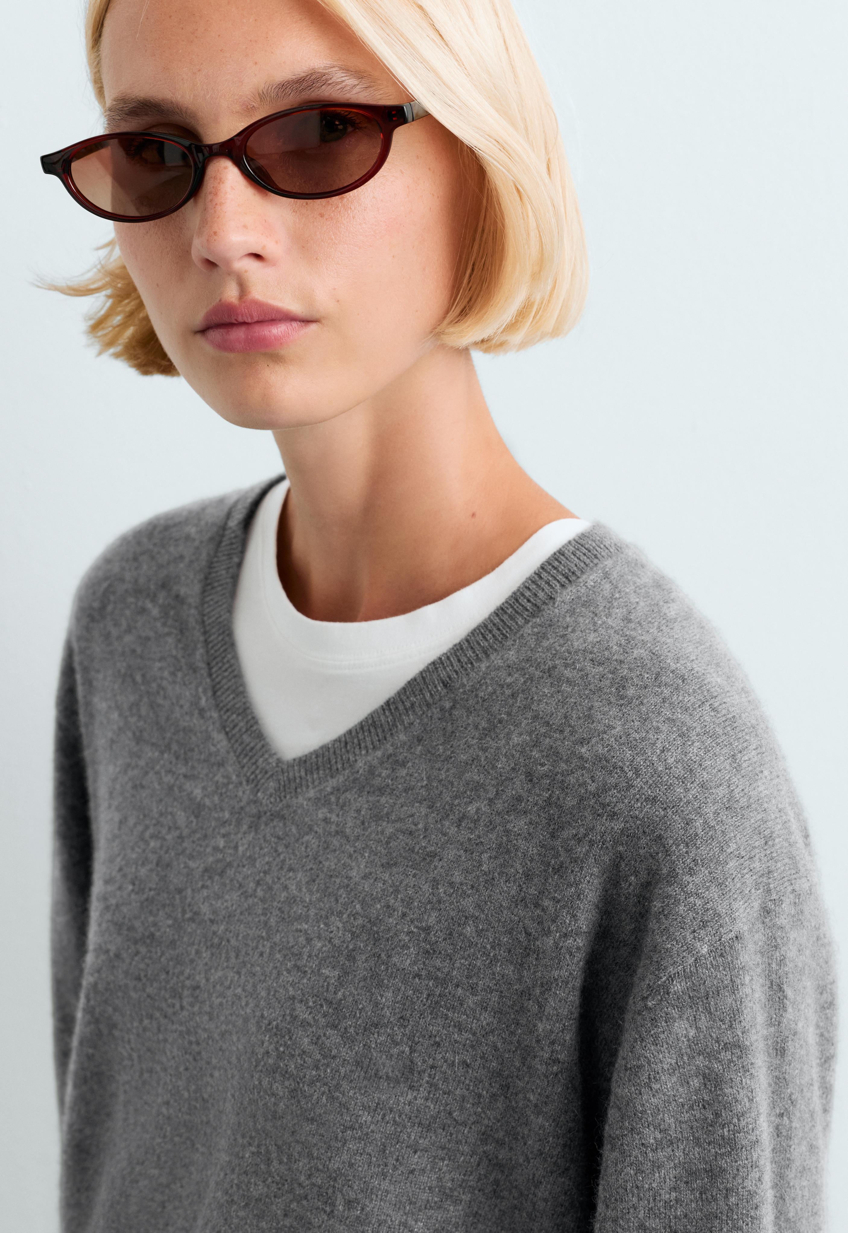 Pullover aus 100 % Kaschmir mit V-Ausschnitt Pullover aus 100 % Kaschmir mit V-Ausschnitt